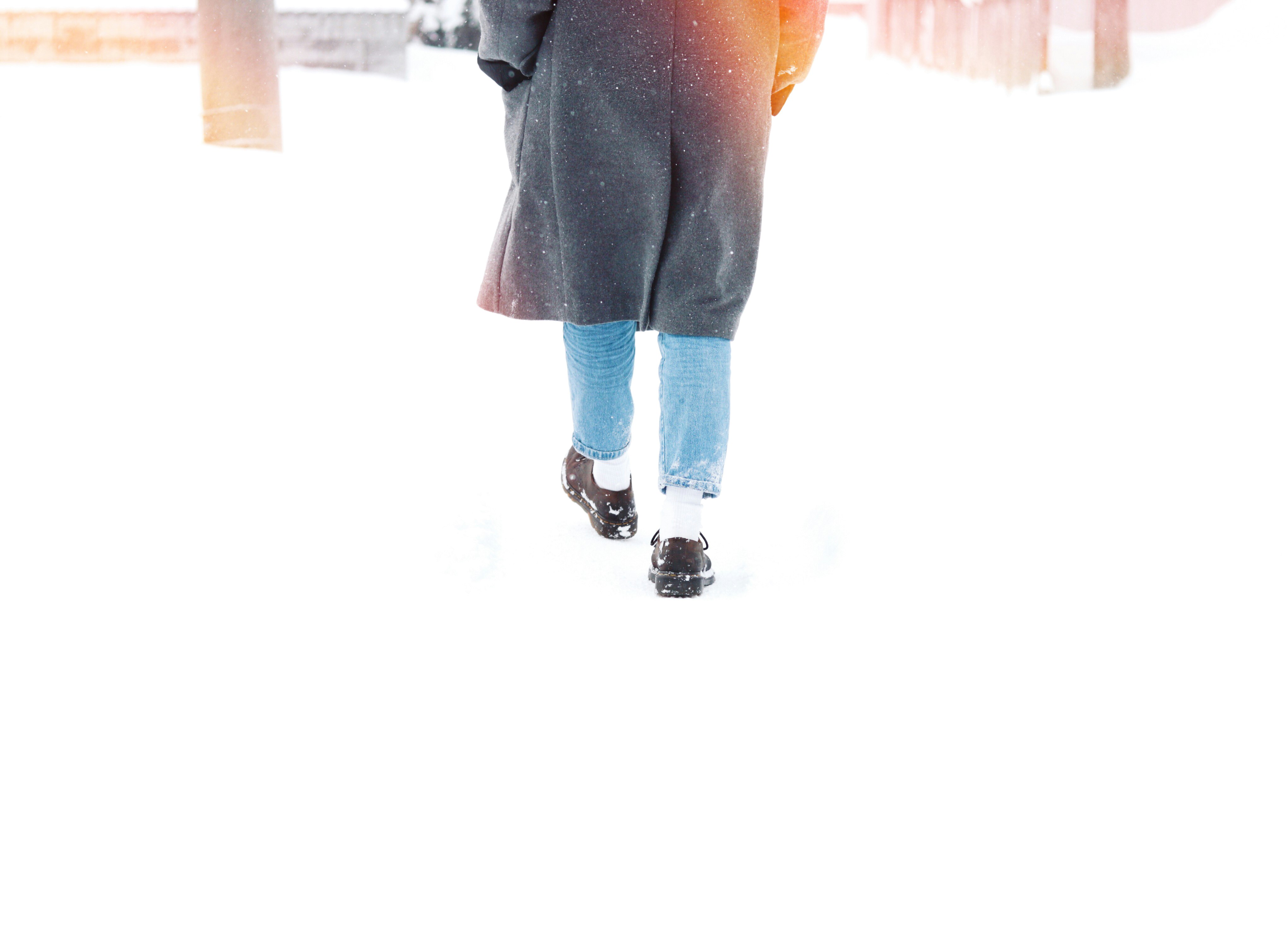 在雪地裡行走的人的背影