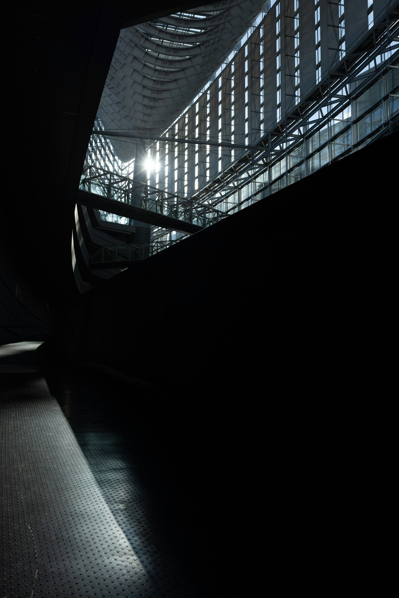 Contrasto di luce e ombra in un interno architettonico moderno