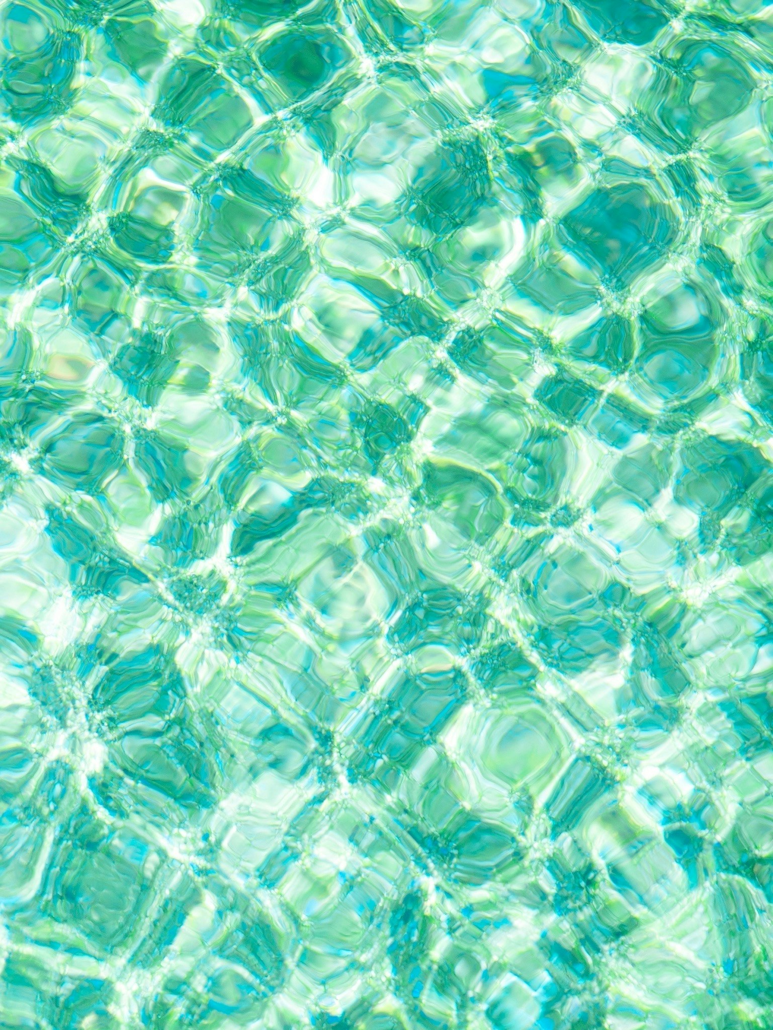 プールの底の透明な水面