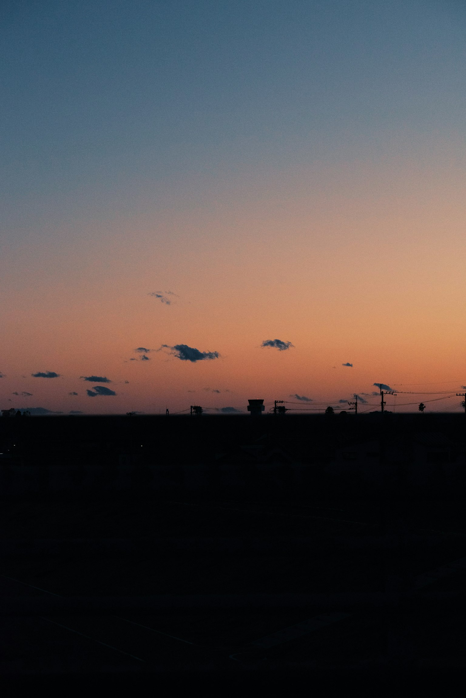 Cielo al tramonto con nuvole in silhouette