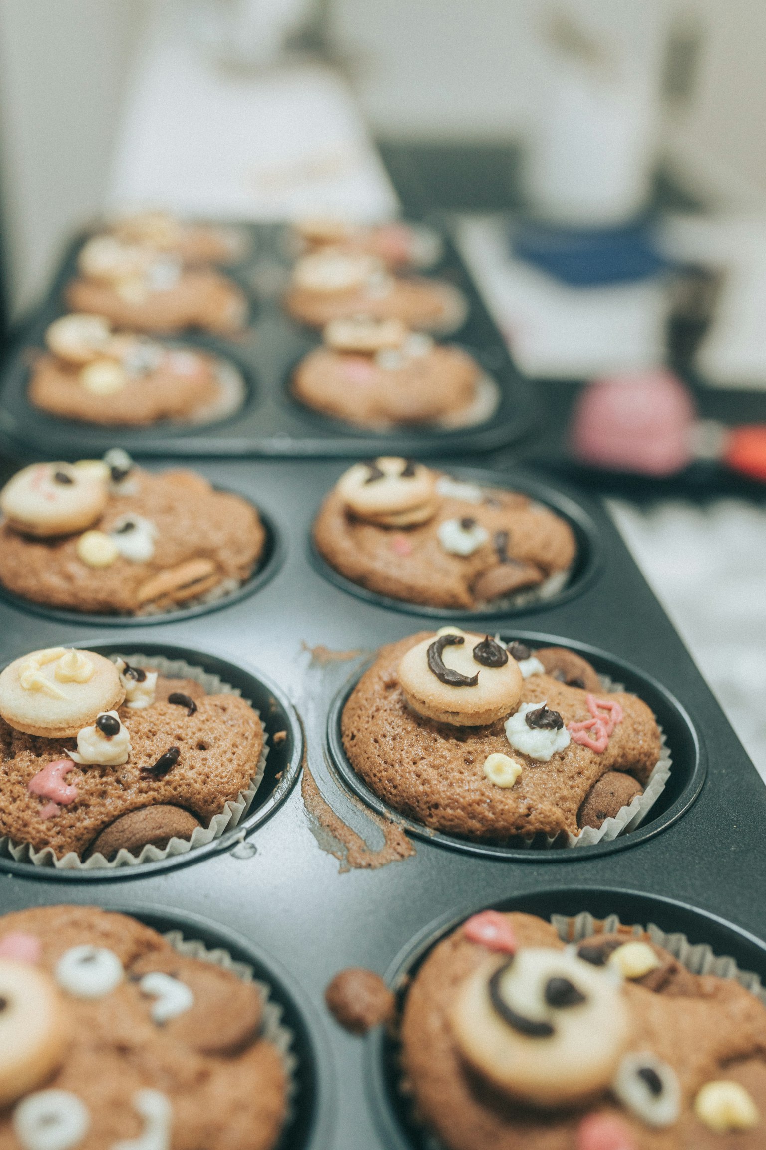 Gambar cupcake wajah beruang lucu yang disusun dalam loyang