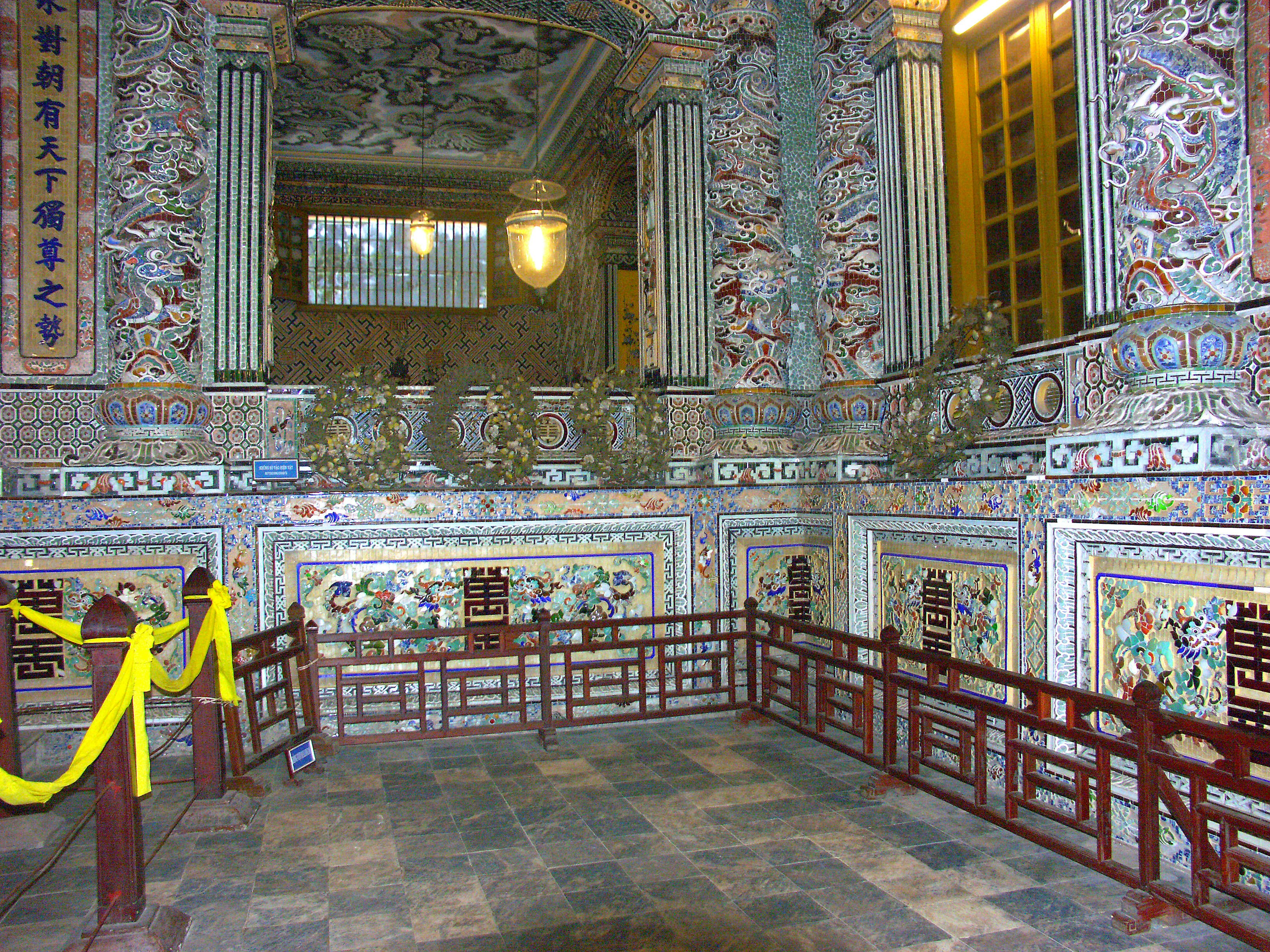 interior de un pasillo de templo ricamente decorado