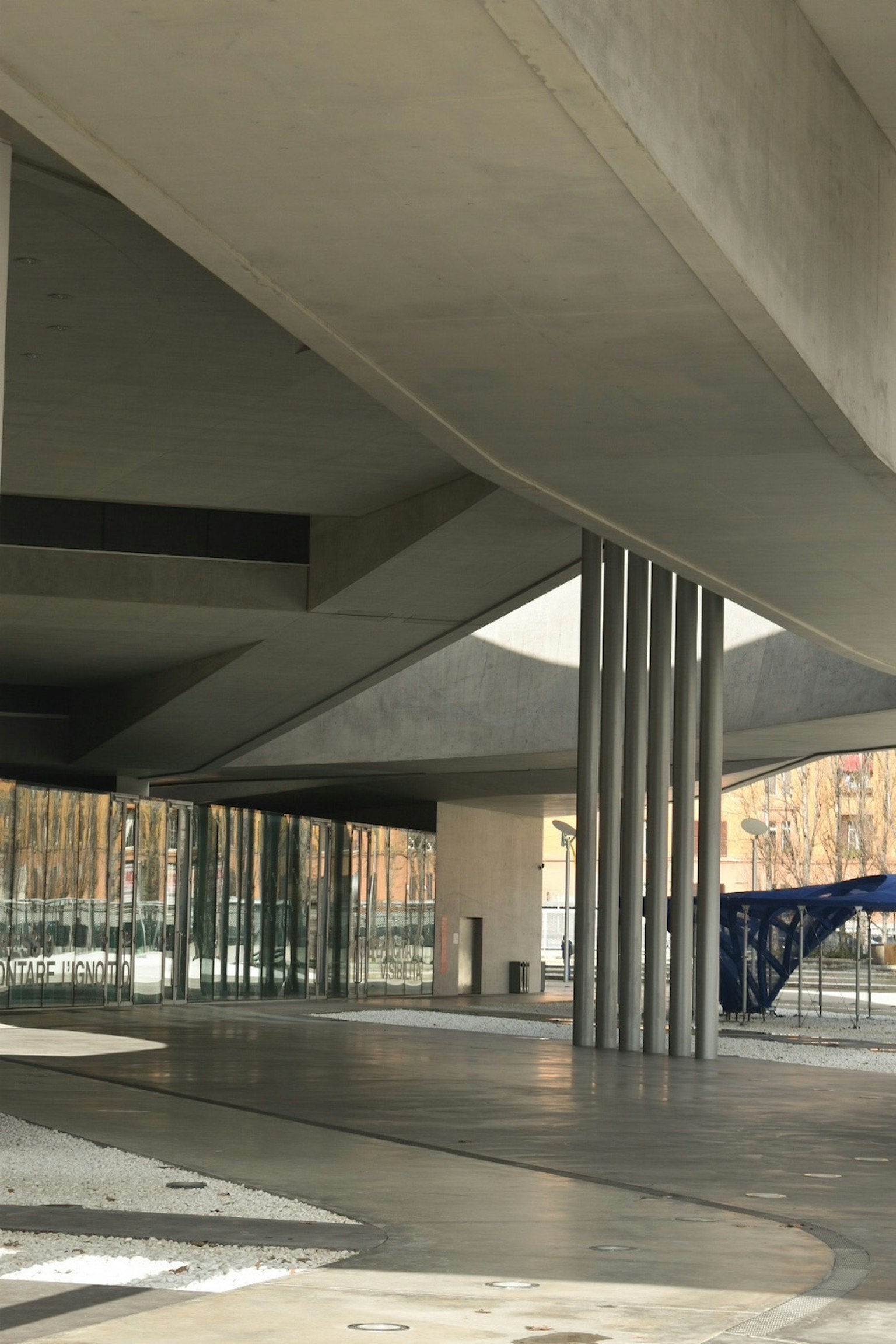 Sous-structure architecturale moderne avec design en verre et béton