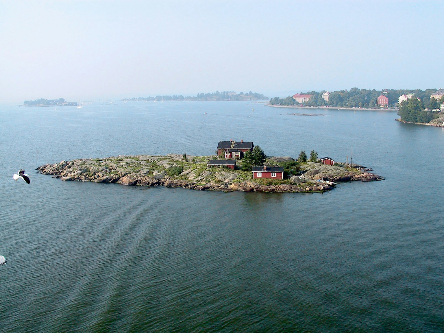 Kleine Insel mit einem Haus umgeben von ruhigem Wasser