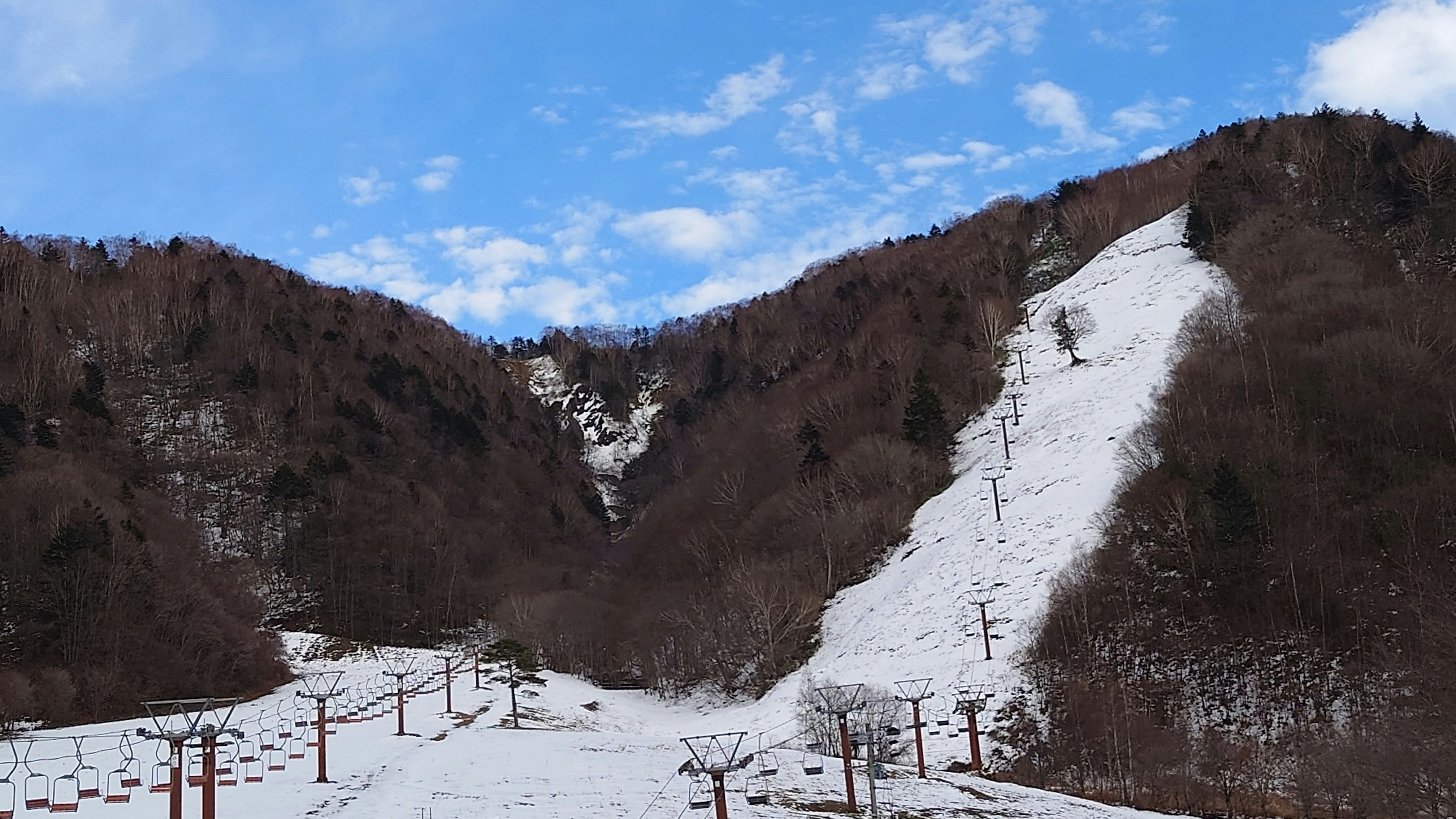 岐阜県の平湯温泉スキー場のゲレンデとリフト