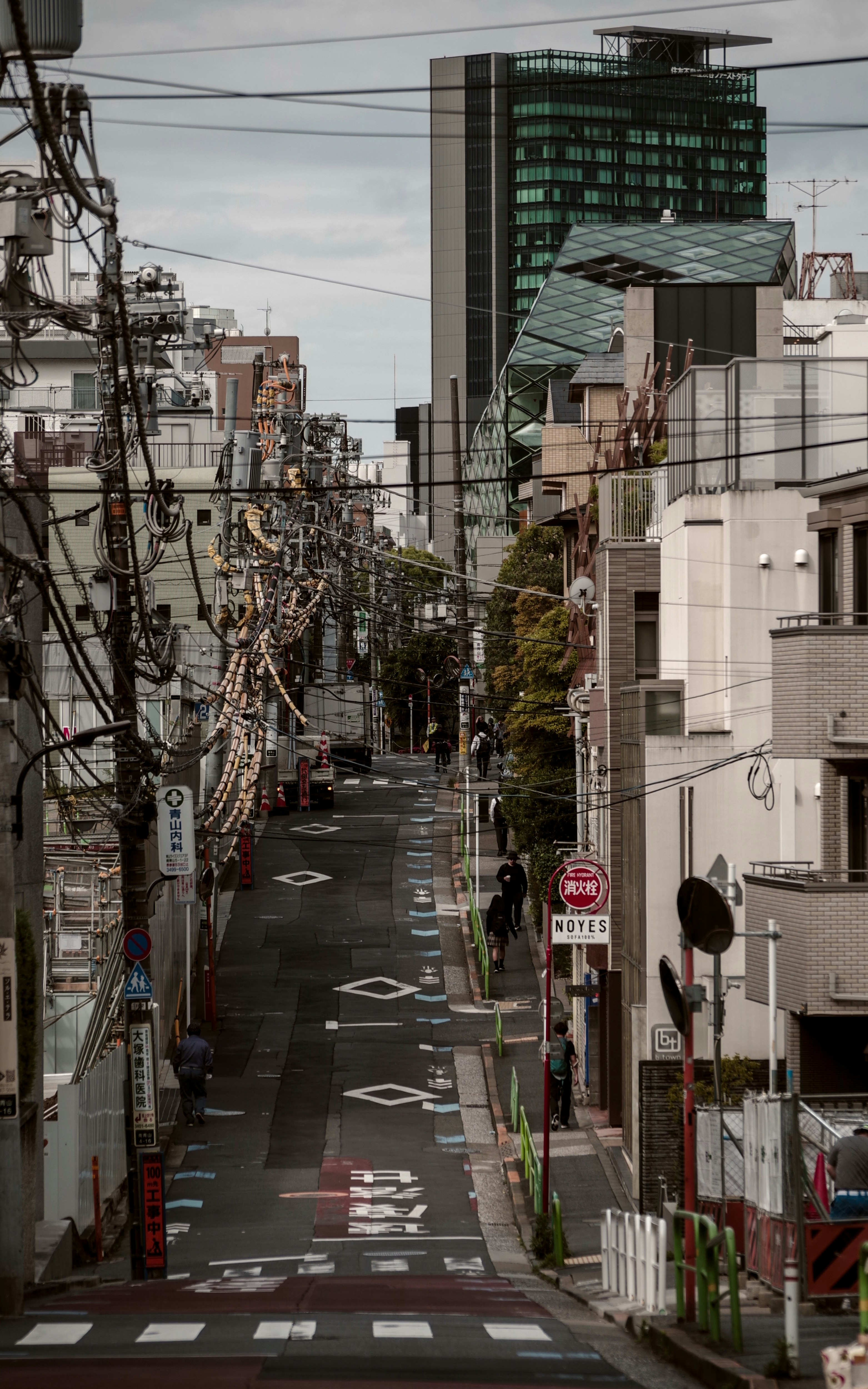南青山の路地に並ぶ電線とビル群の街並み