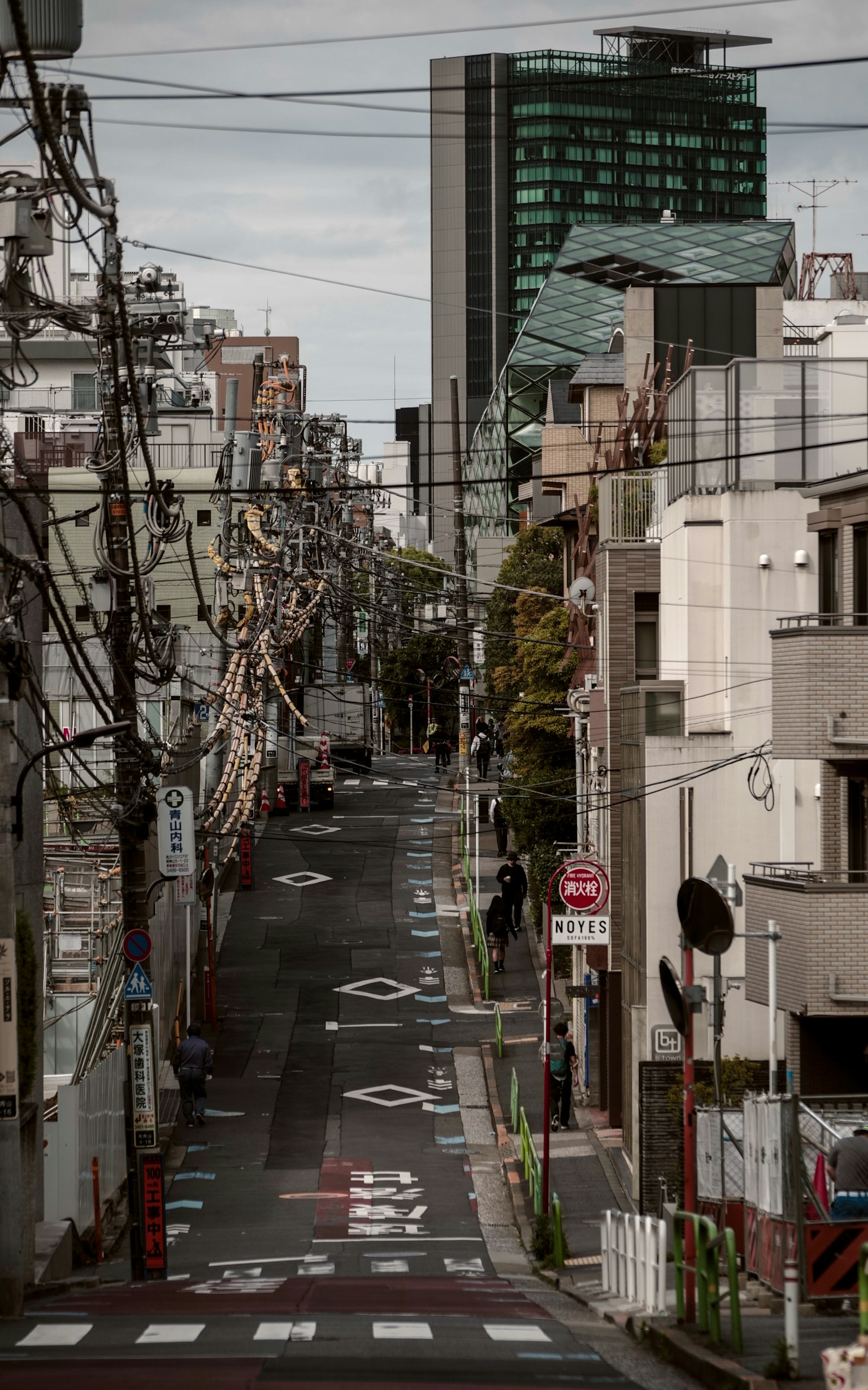 Đường phố yên tĩnh ở Tokyo với dây điện và tòa nhà nhìn thấy được