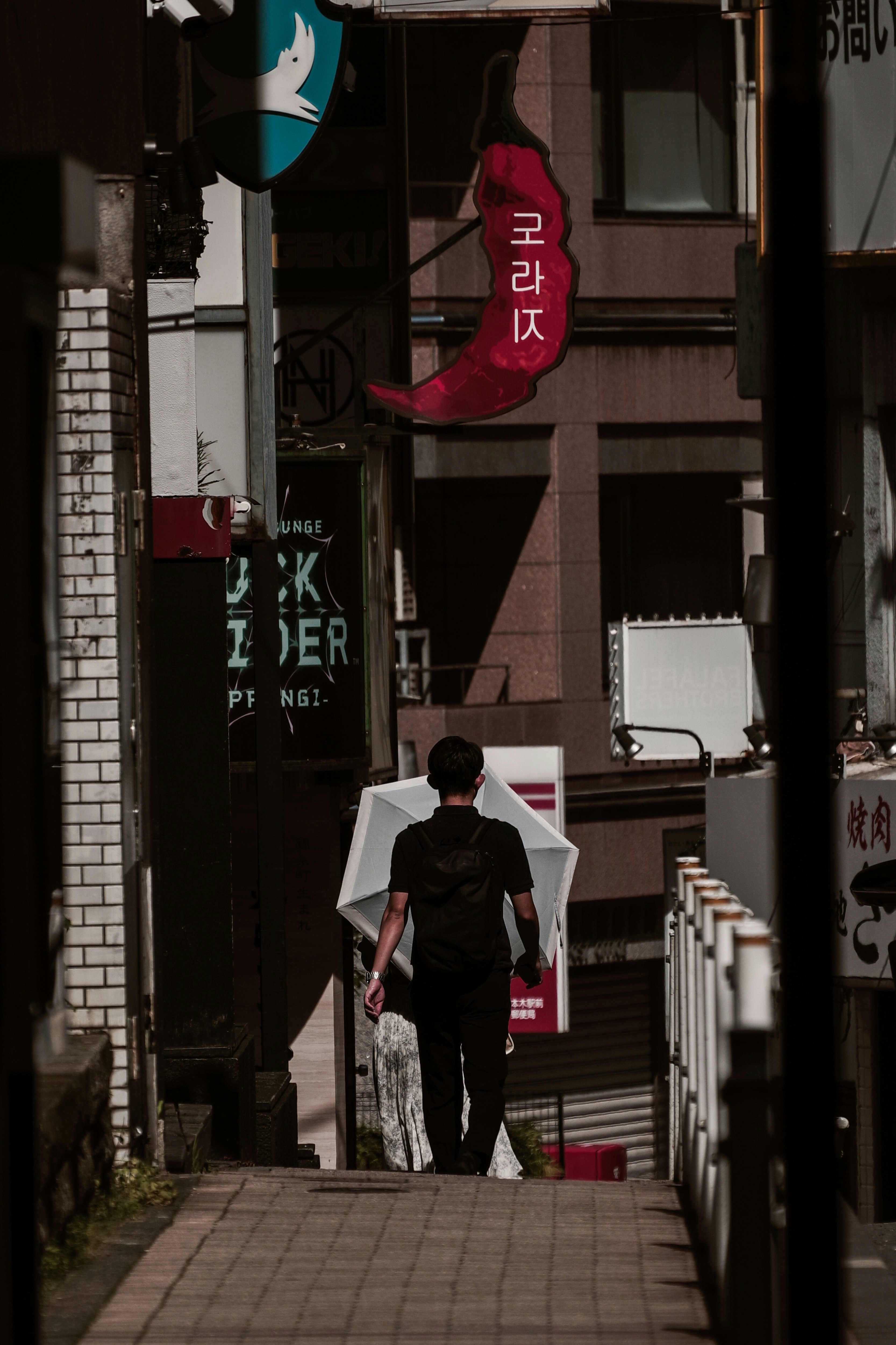 六本木の路地を歩く人の後ろ姿