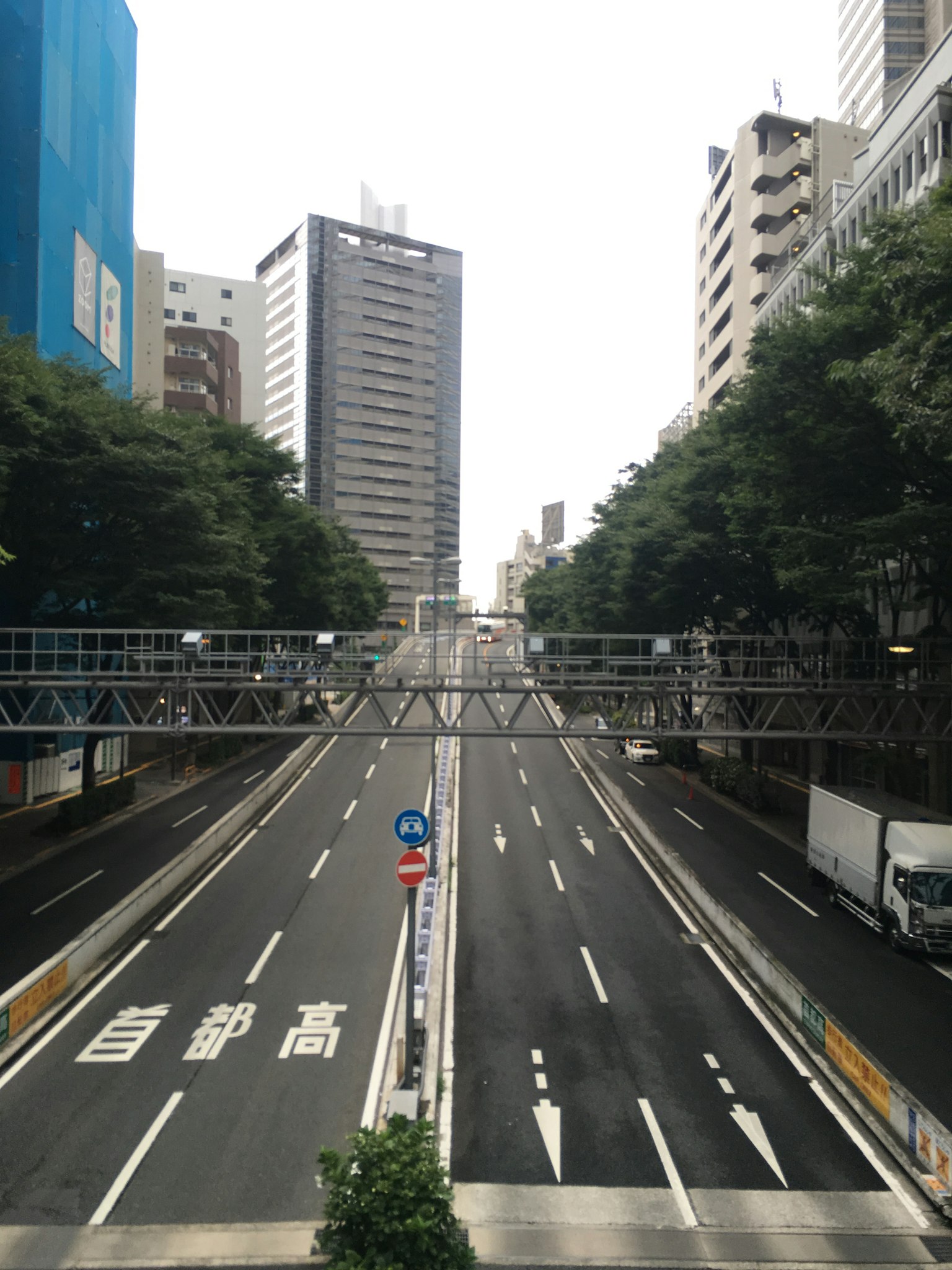 Calle urbana tranquila con edificios altos y señales de tráfico