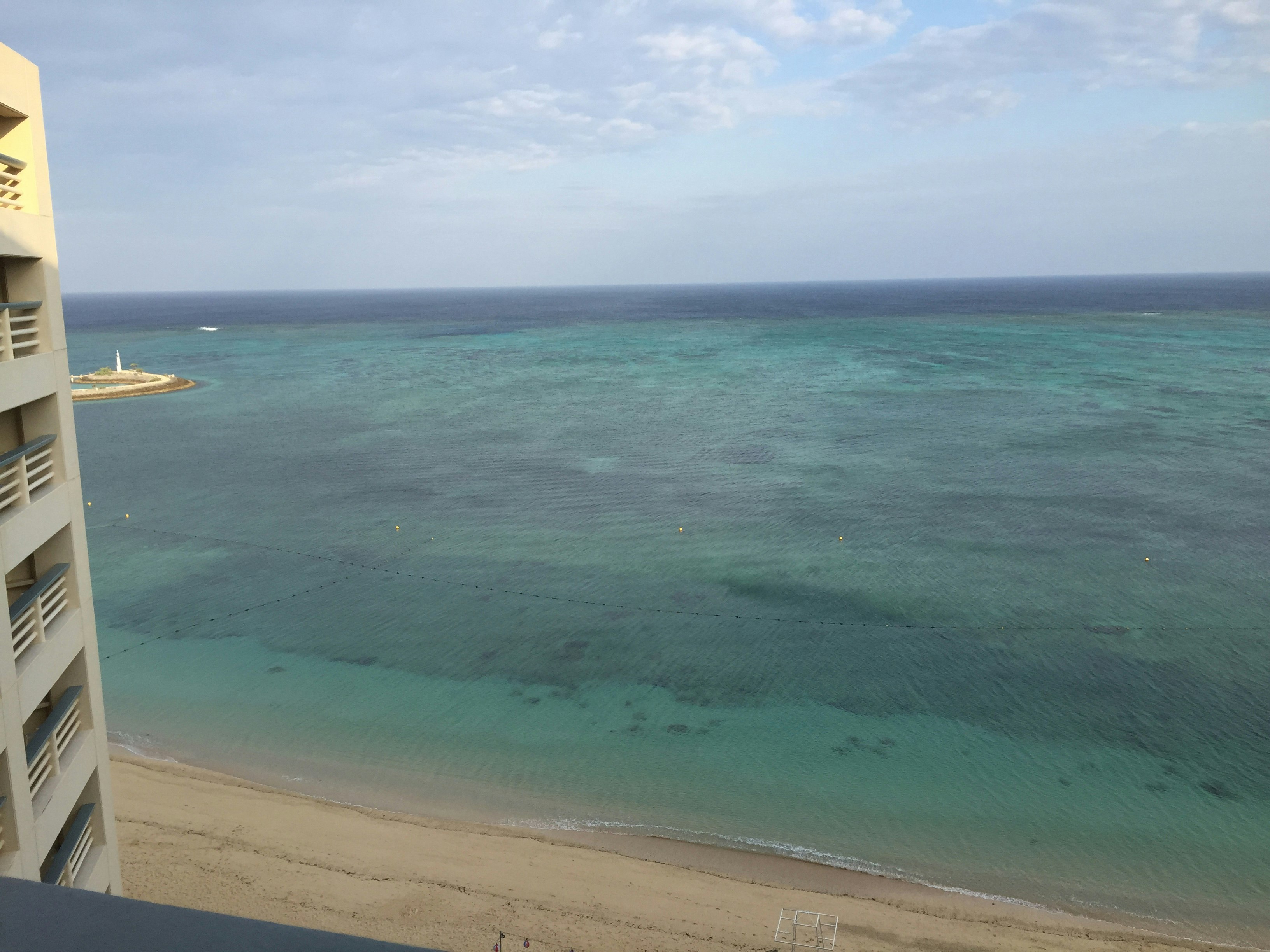 度假勝地俯瞰海洋與沙灘