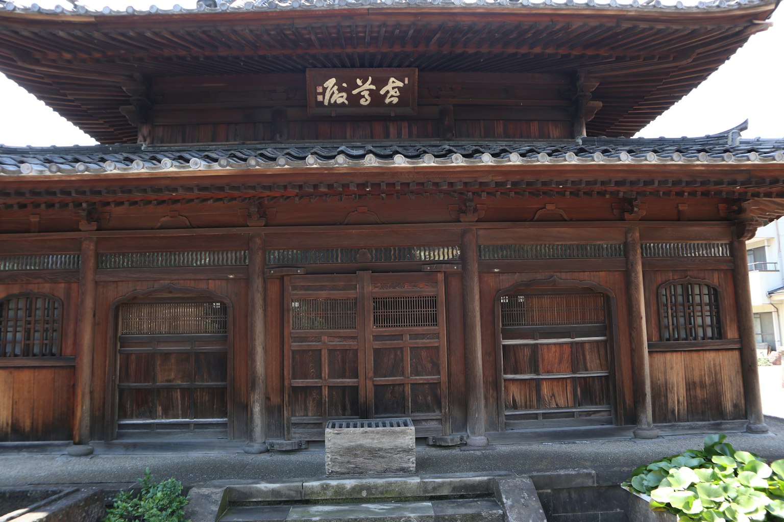 傳統木建築的外觀，帶有複雜的設計和標識