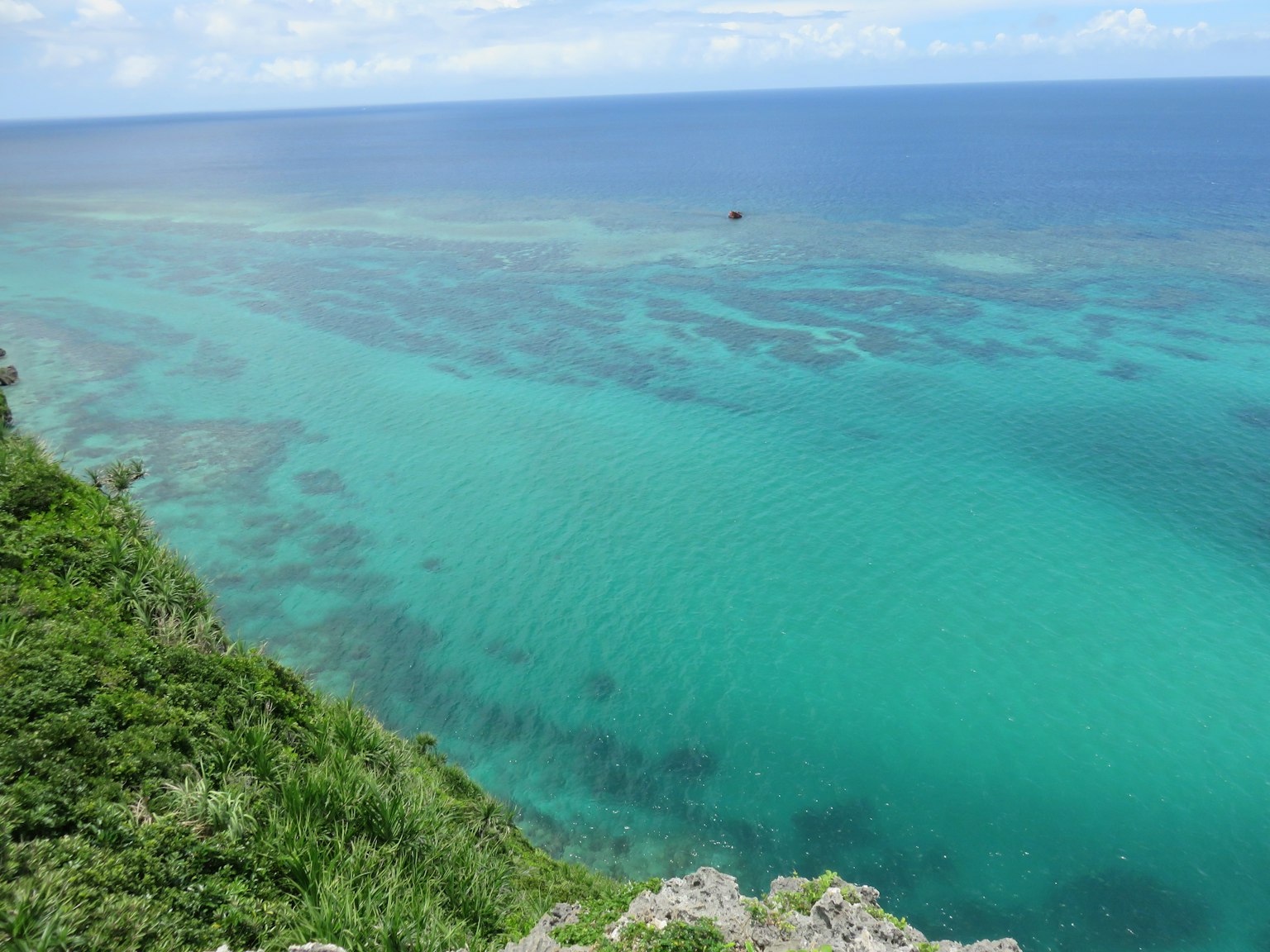 Una vista bellissima del mare blu e della costa verde