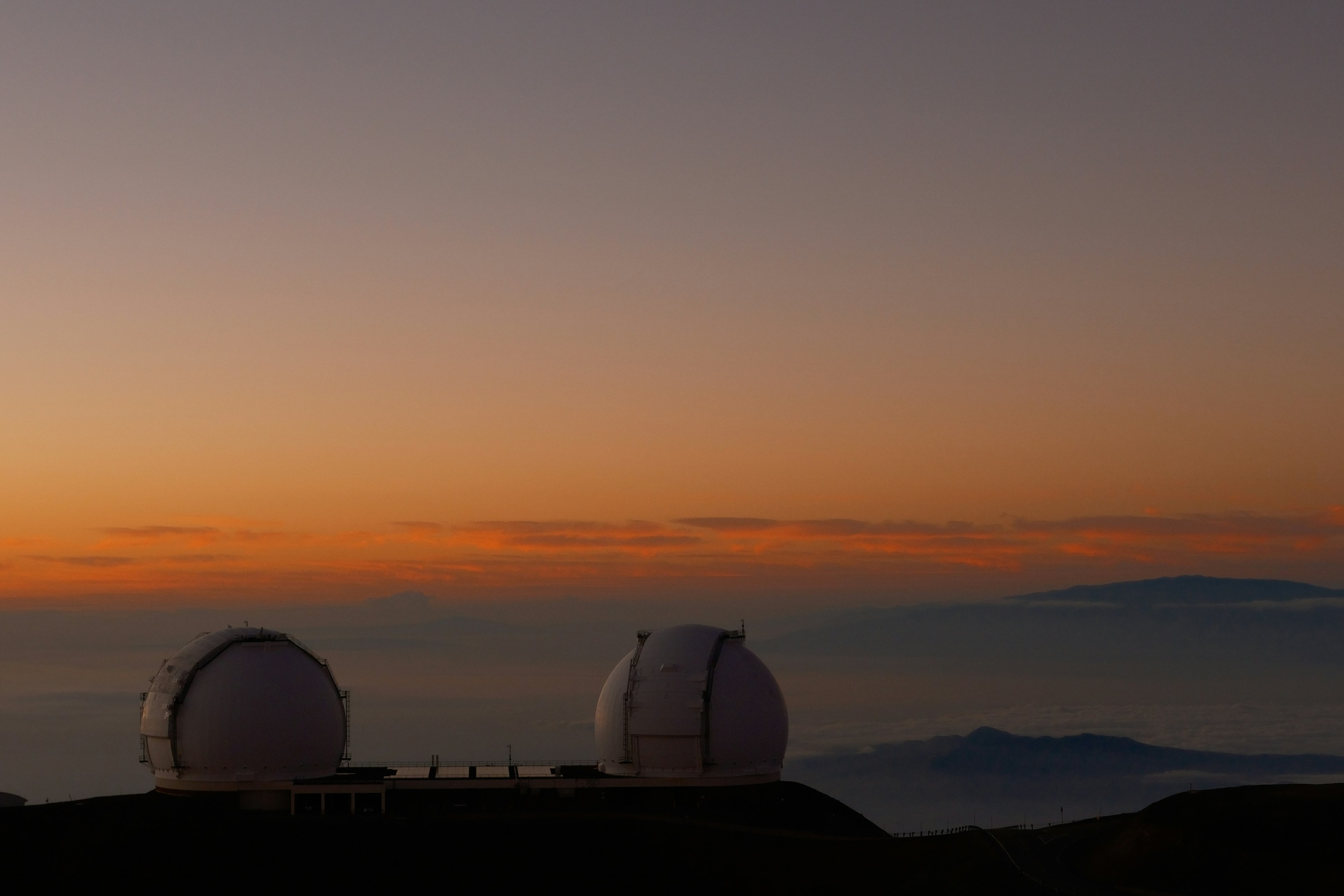 các mái vòm Đài quan sát Mauna Kea lúc hoàng hôn