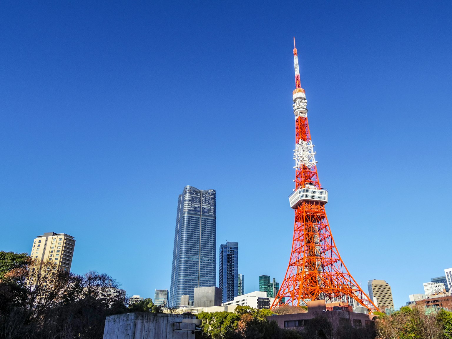 Menara Tokyo di latar belakang langit biru cerah dengan gedung pencakar langit