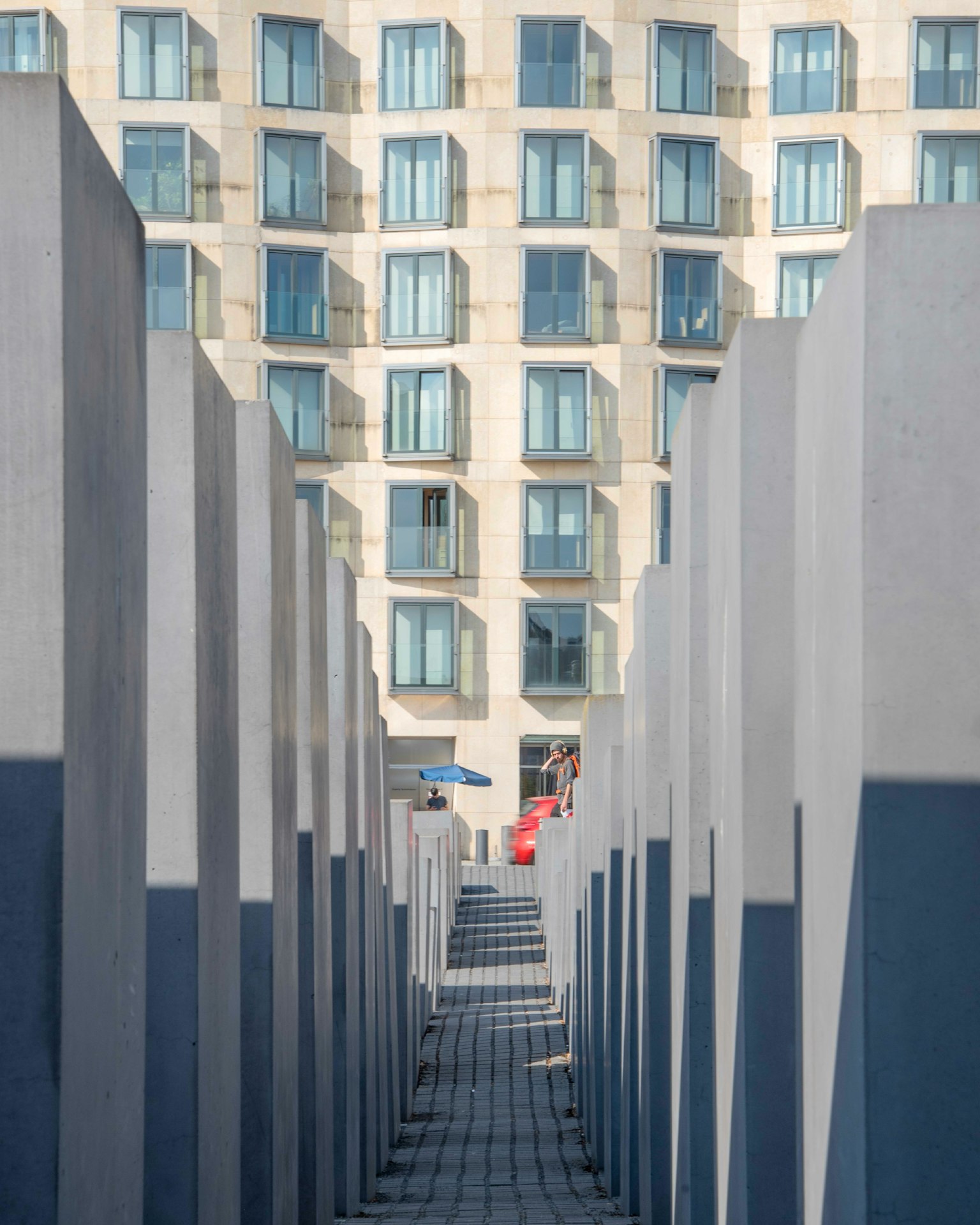 Bloques de concreto del Memorial del Holocausto en Berlín con un edificio al fondo