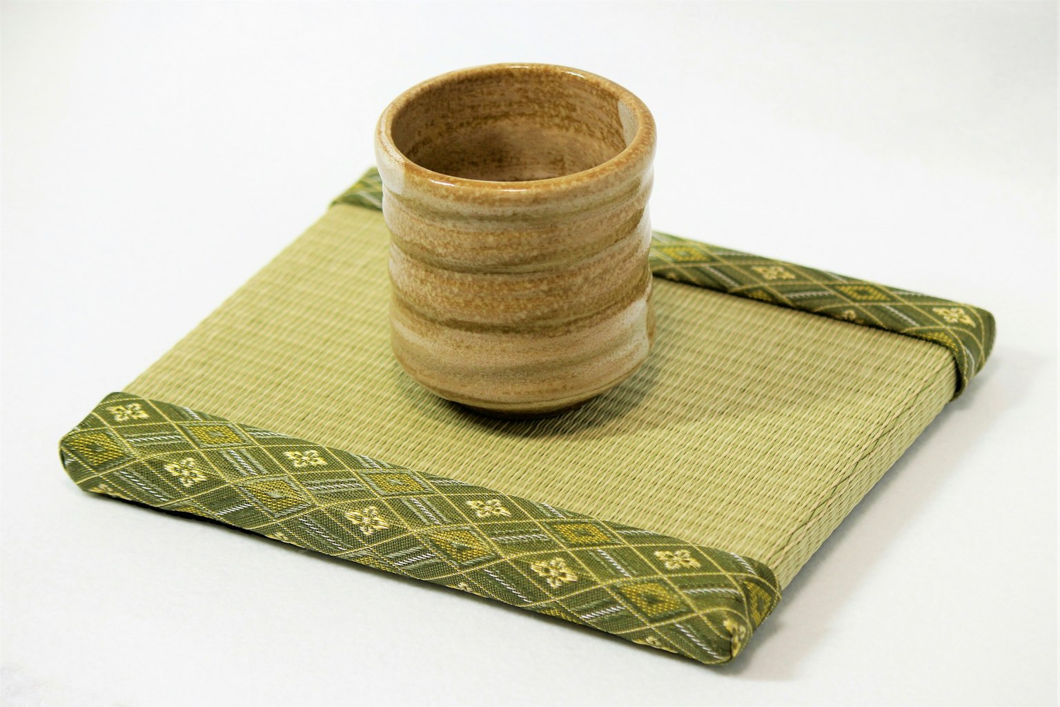 Taza de cerámica sobre un tatami japonés tradicional
