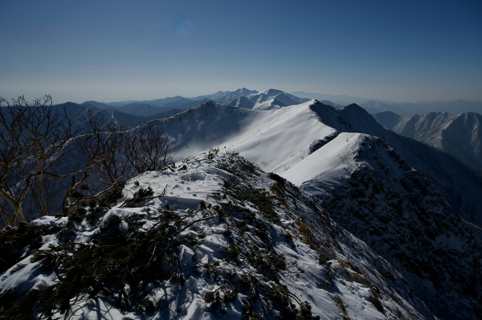 雪覆蓋的山脈全景