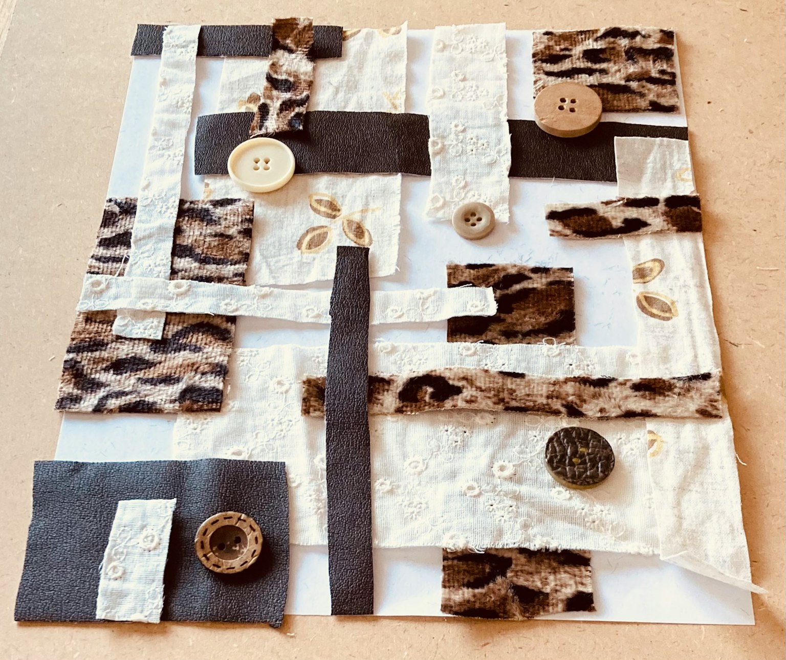 用布料和鈕扣製作的拼貼藝術