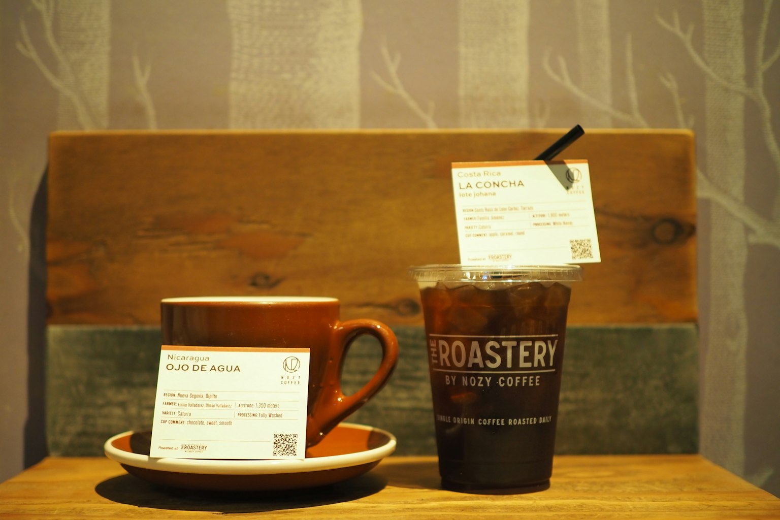 Tasse de café et café glacé sur une table de café