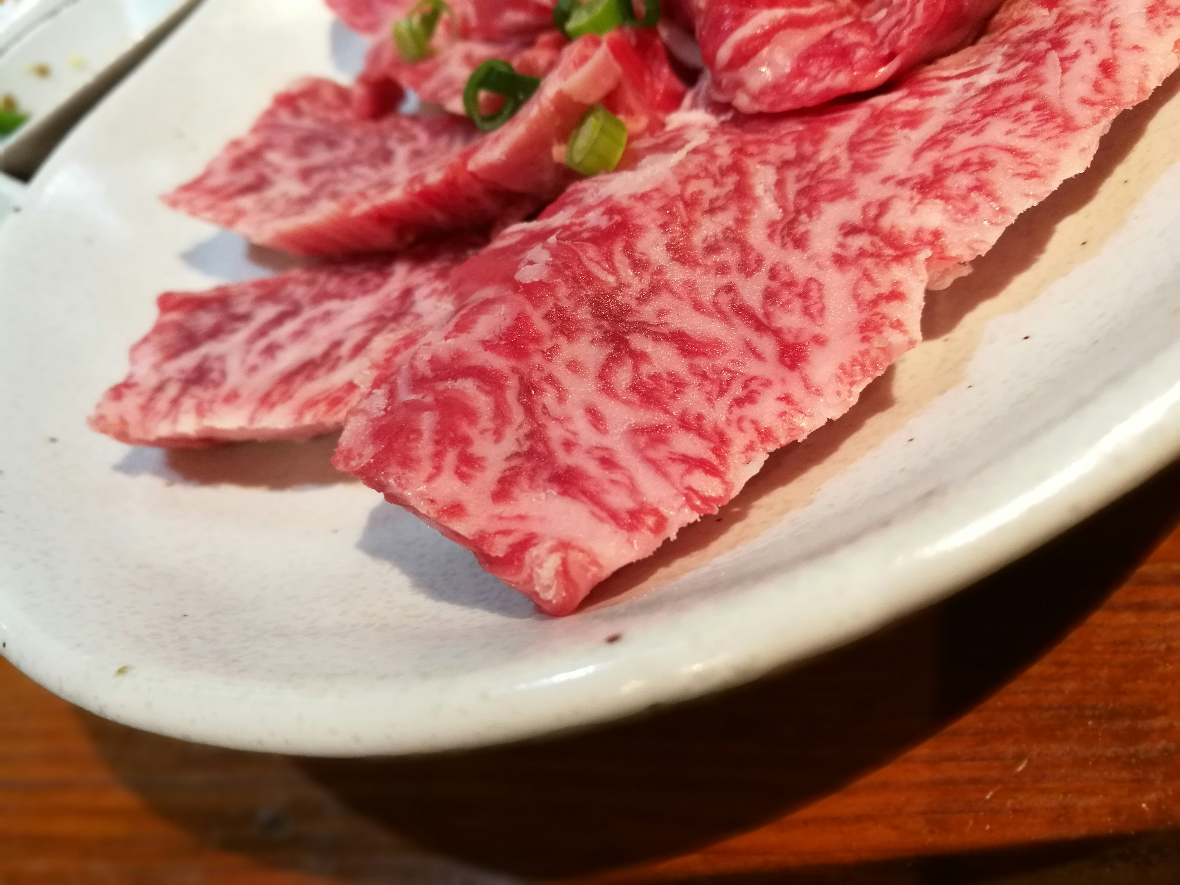 赤い霜降り肉の盛り合わせ