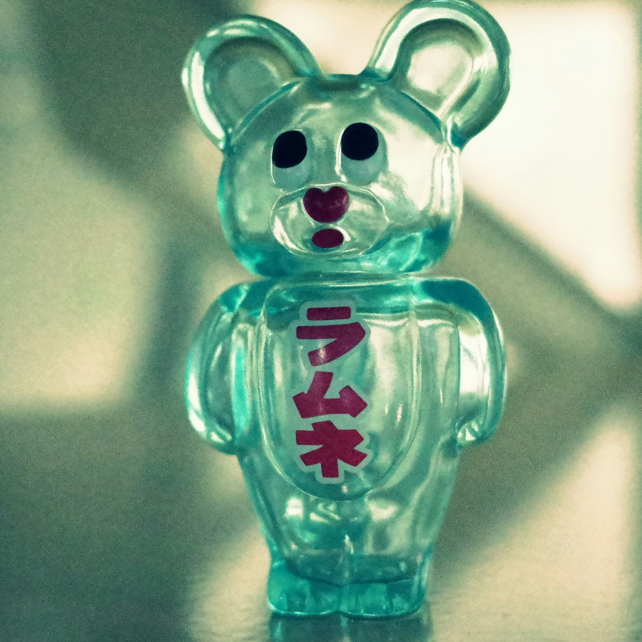 ガラス製のクマ型フィギュアのアップ