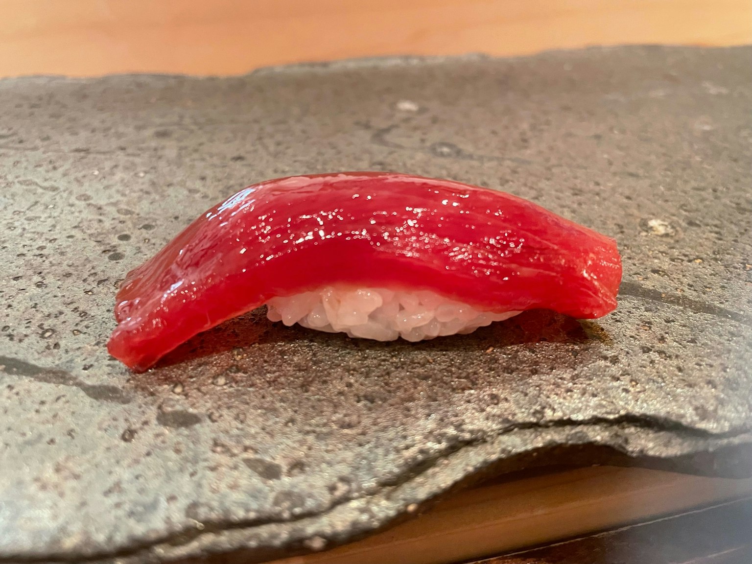 ซูชิปลาสีแดงบนจานสีดำ