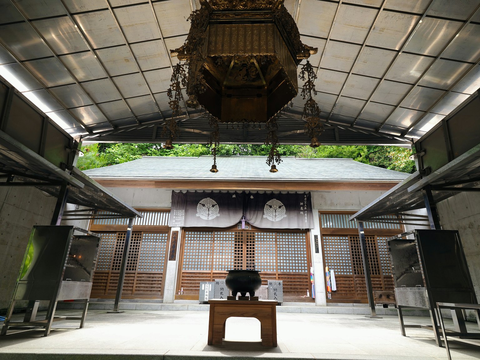 신사 내부 중앙에 향로가 놓인 고요한 공간