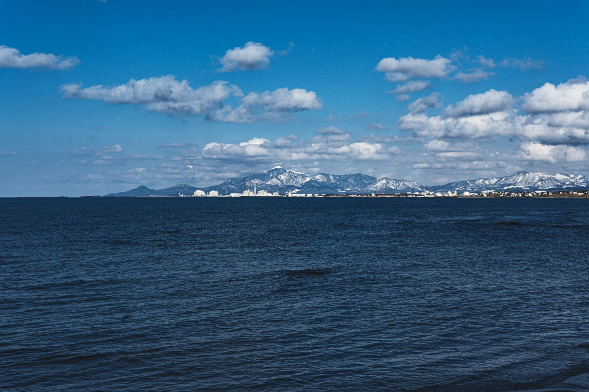 ทิวทัศน์ขอบฟ้าทะเลพร้อมภูเขาไกลๆ