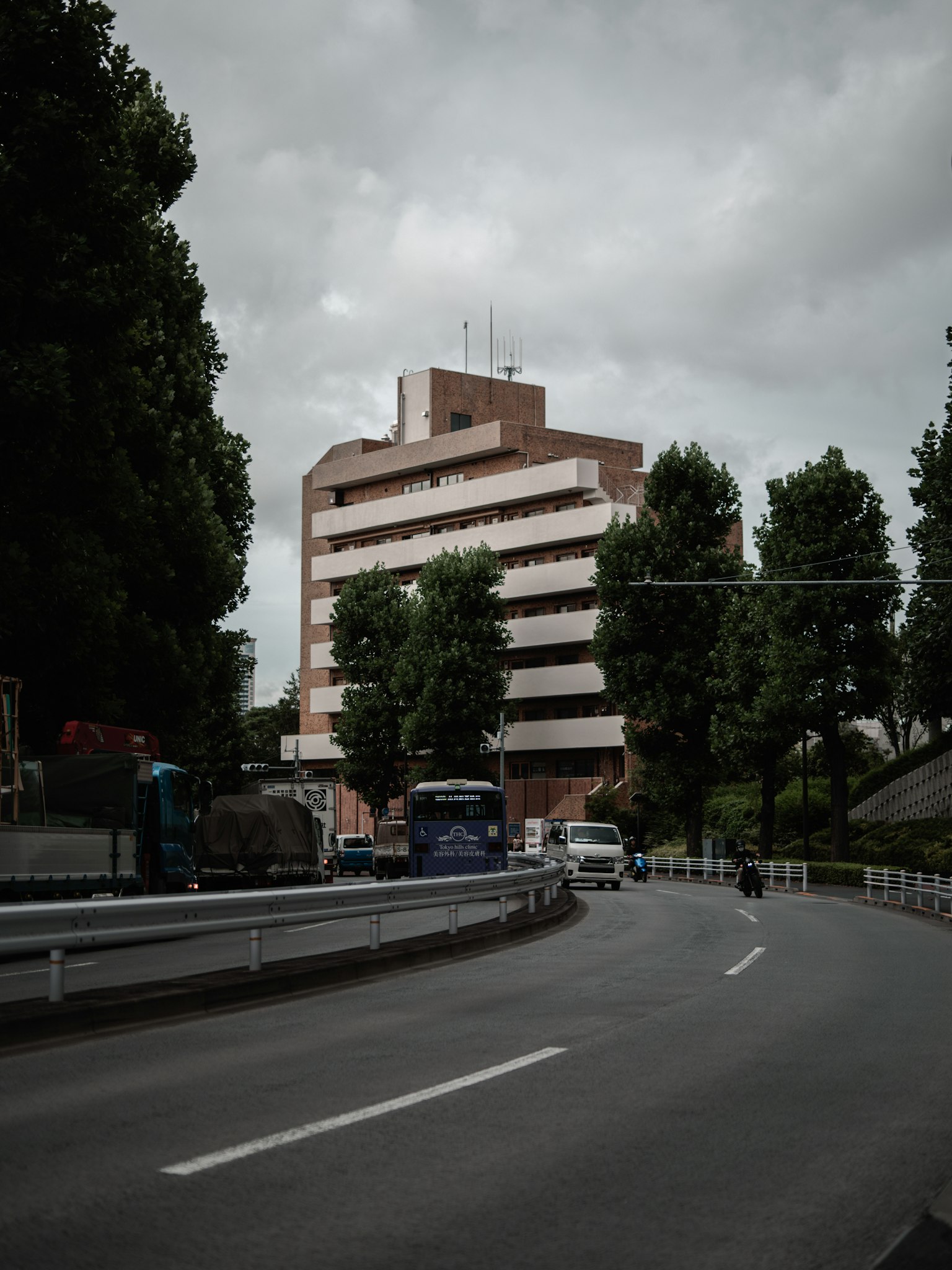 Un edificio lungo la strada circondato da alberi verdi