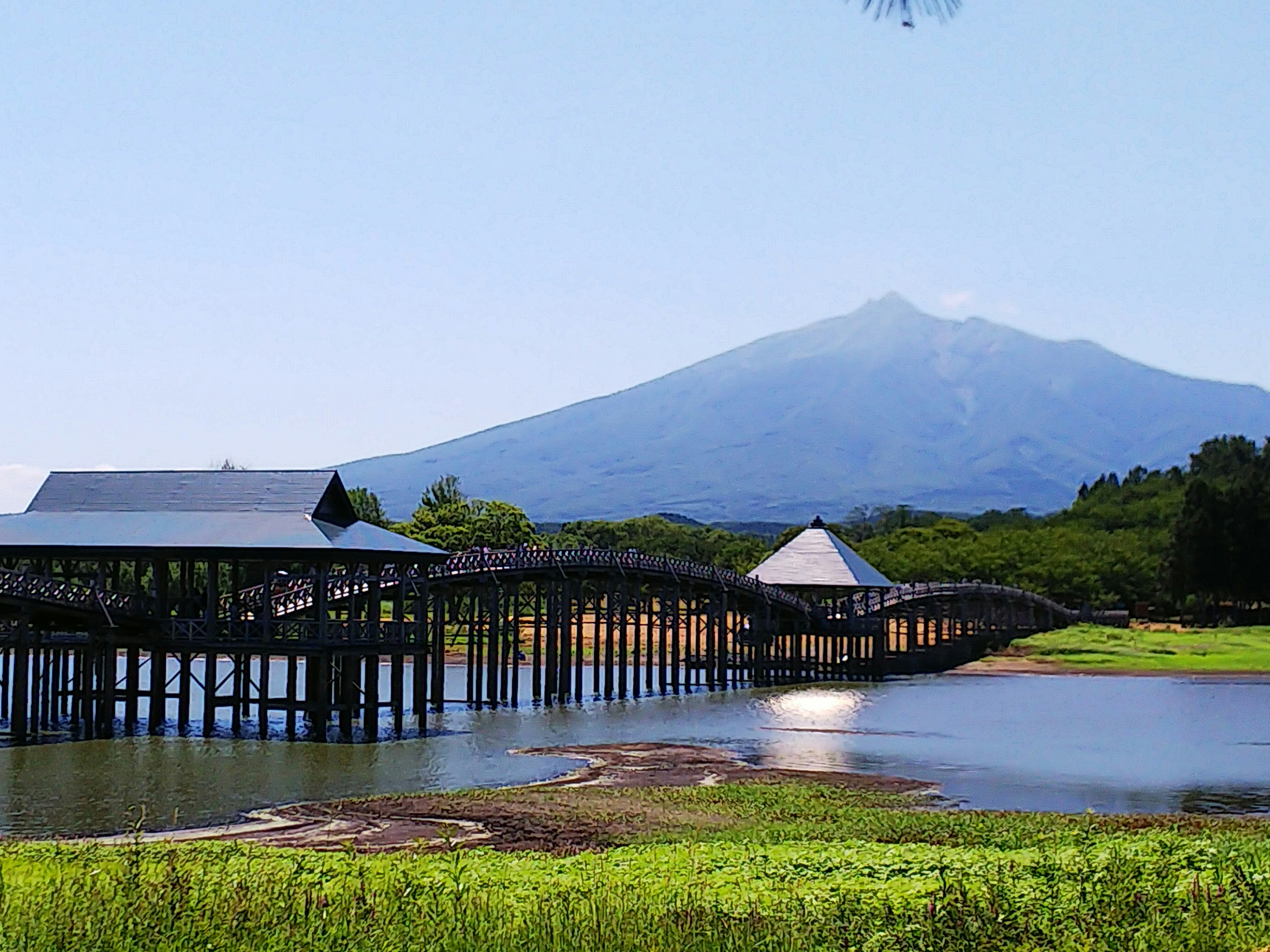 鶴の舞橋と岩木山を望む青空の湖畔の景色