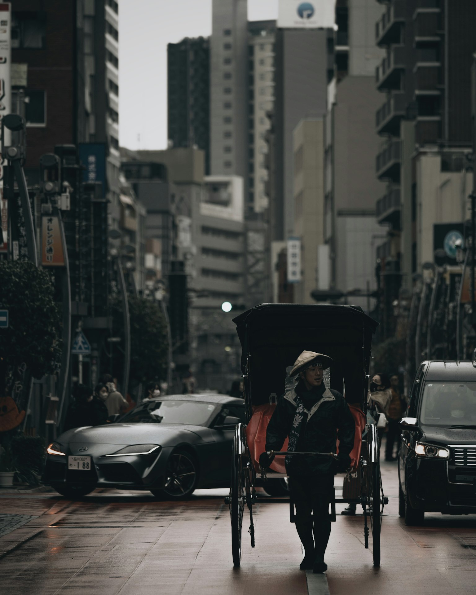雨中人力車與現代摩天大樓的背景