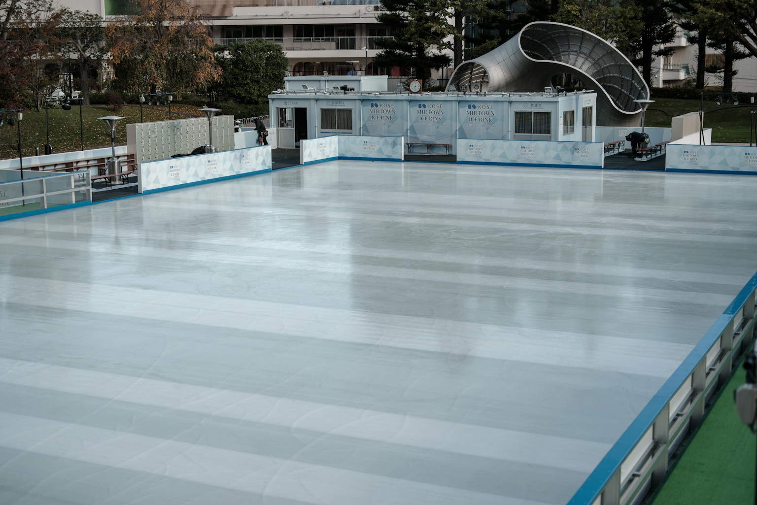 Pista de patinaje sobre hielo con superficie lisa y estructuras circundantes