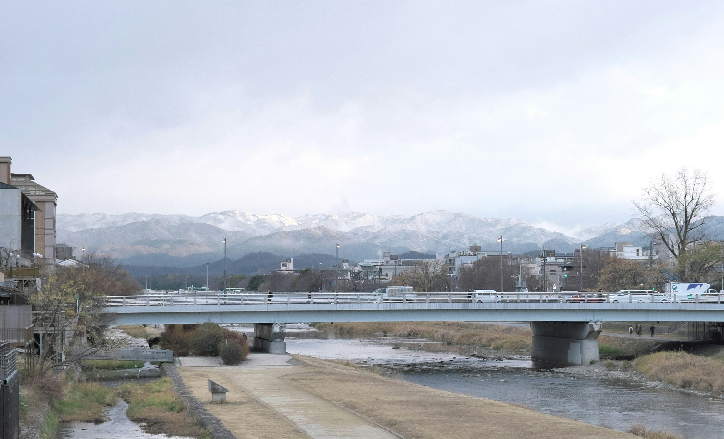 川沿いの橋と山並みが見える風景