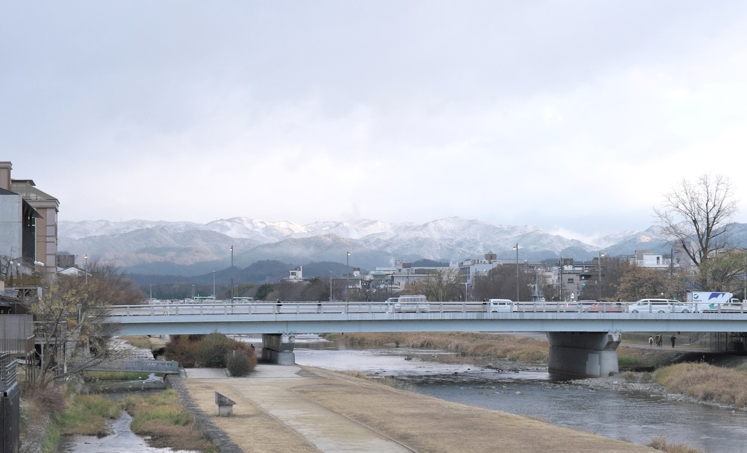 雪山和河流的风景