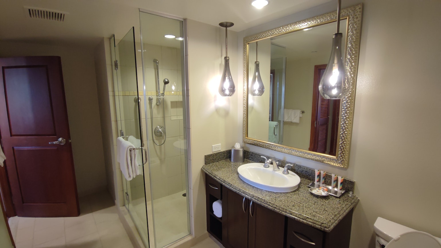Design di bagno moderno con porta doccia in vetro specchio illuminato e lavabo