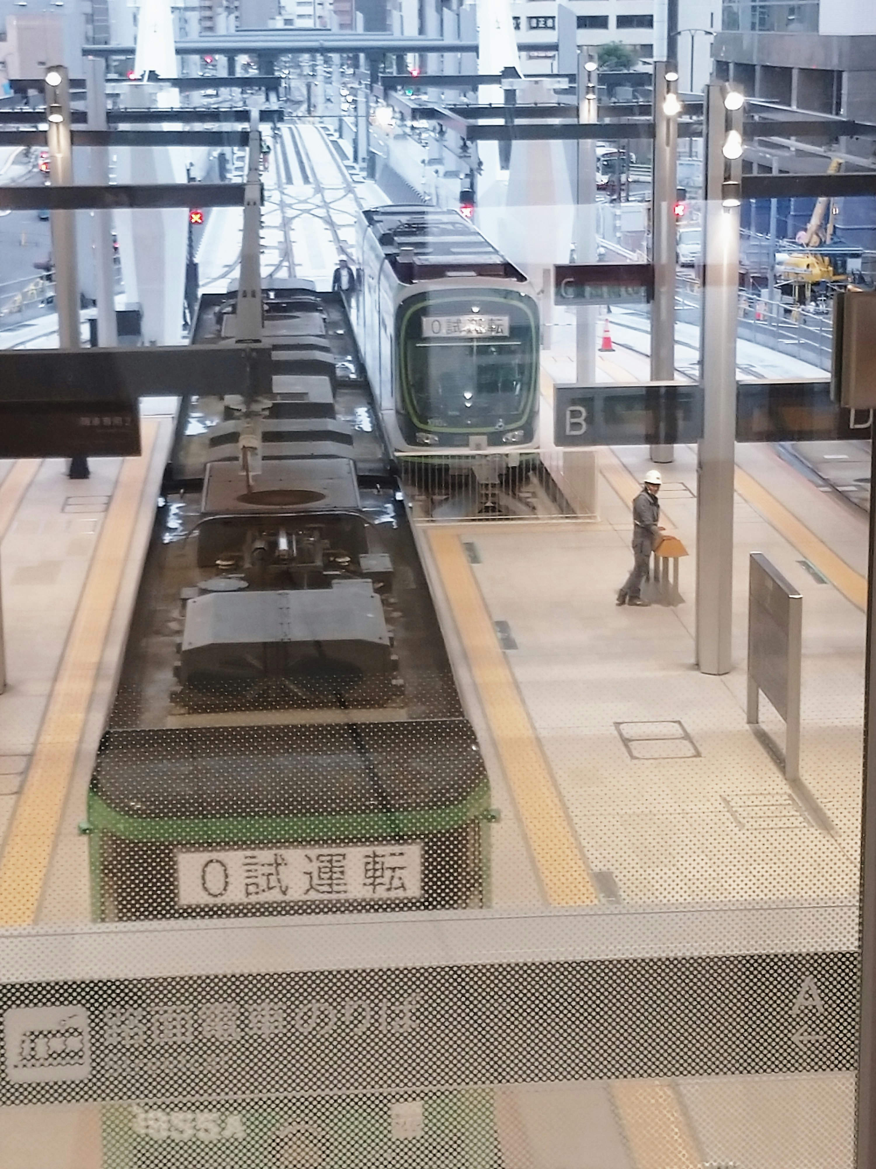 駅のホームで走行する電車の試運転風景