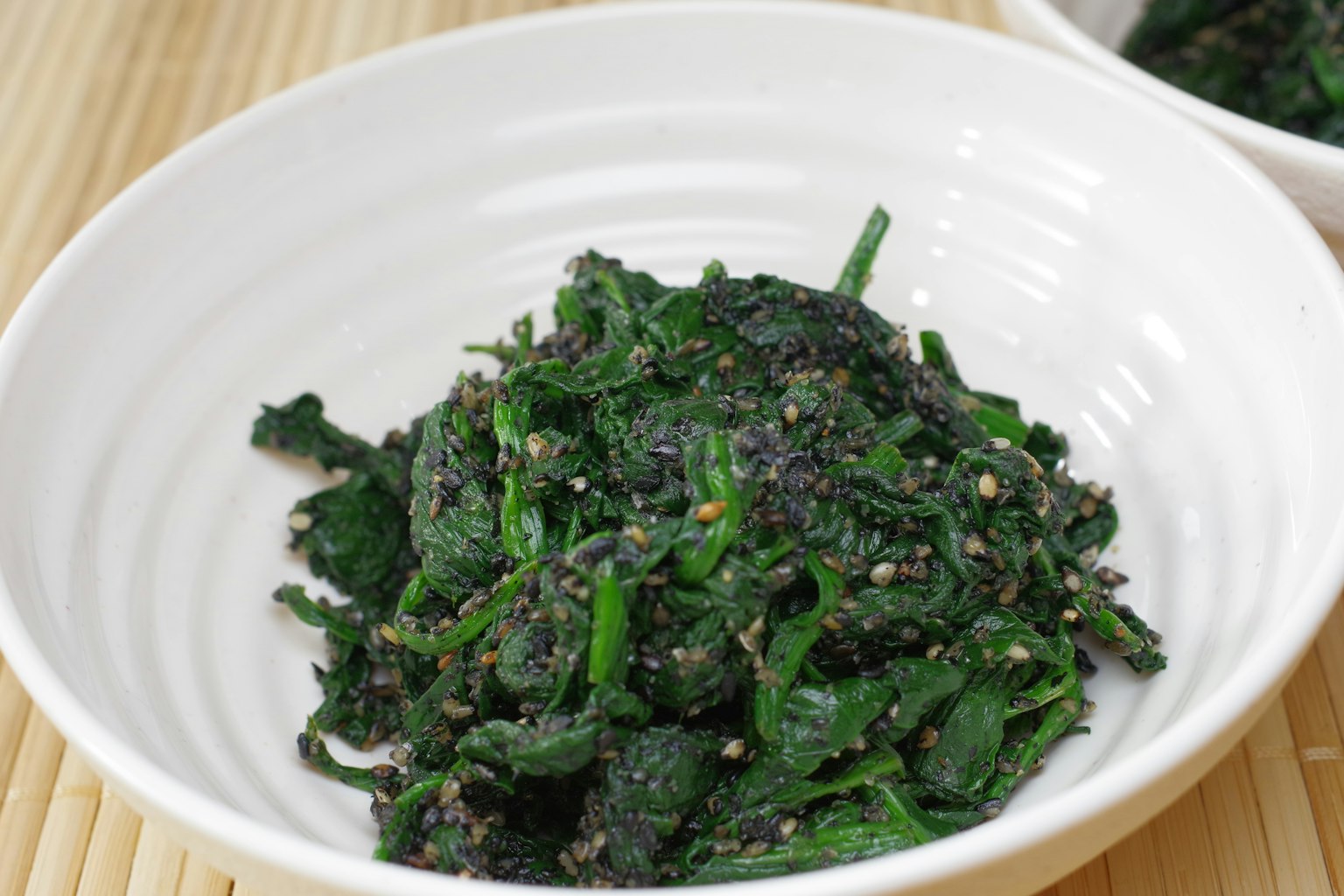 Un plat de légumes verts assaisonnés dans un bol blanc