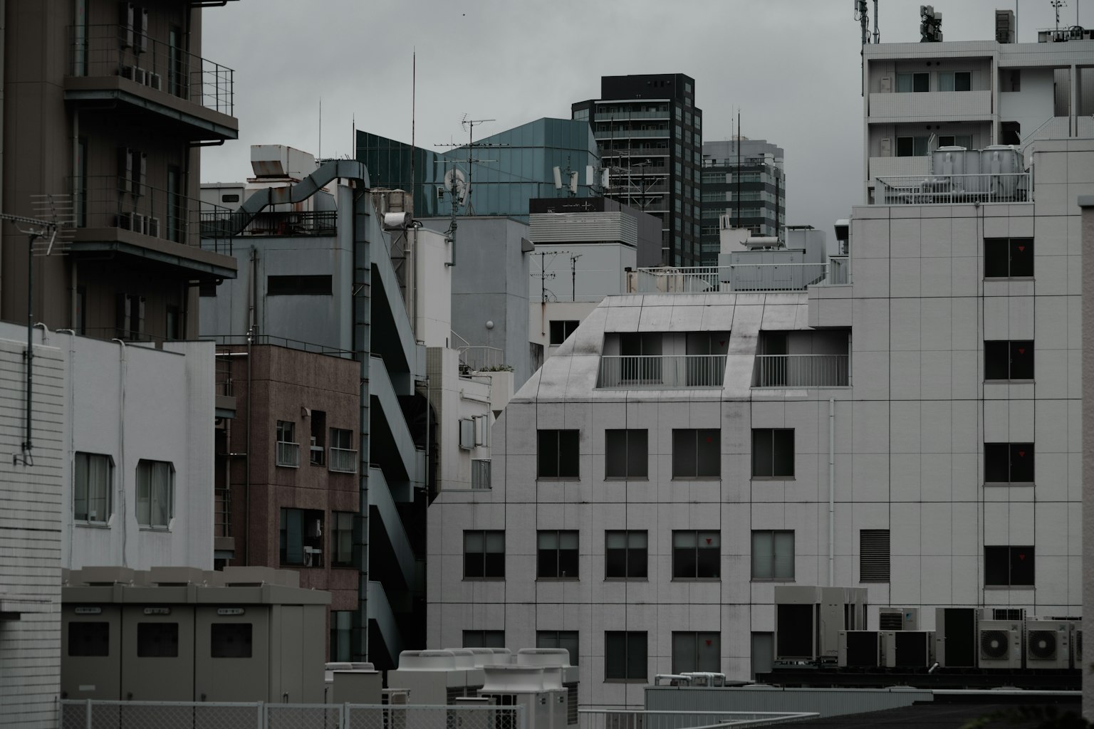 Urban landscape featuring white buildings and a gray sky