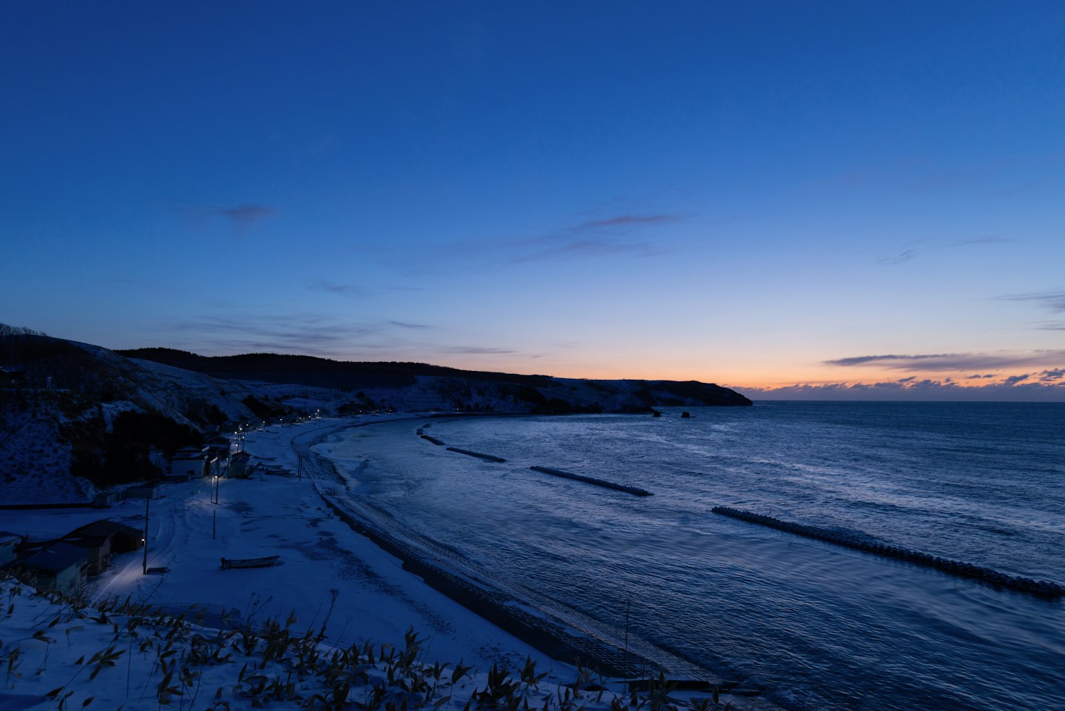Pantai bersalju dengan langit biru senja