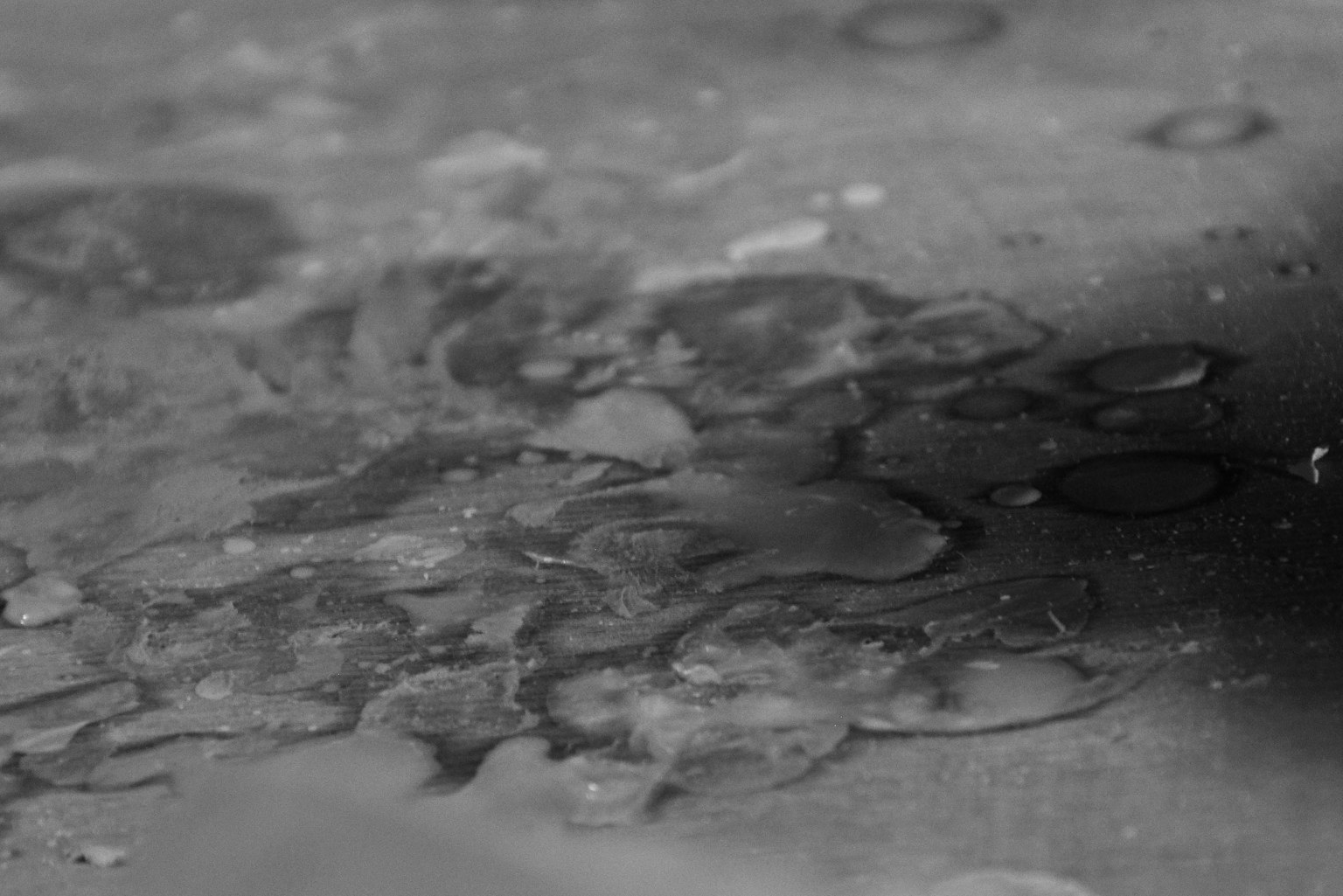 Schwarz-weiß-Bild mit einem Muster aus Wassertropfen