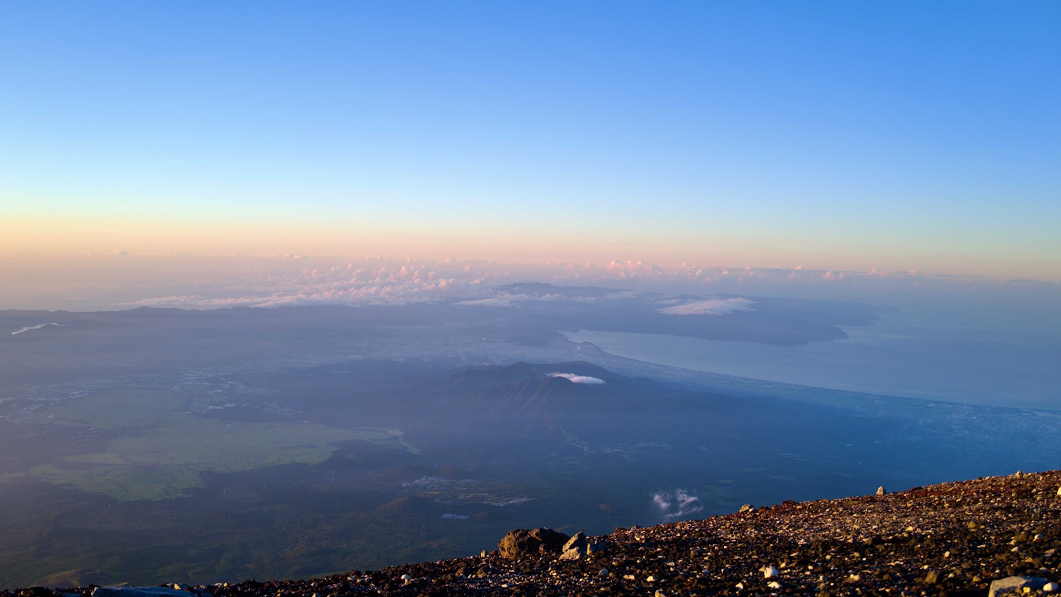 Pemandangan menakjubkan dari puncak gunung dengan langit biru dan lautan awan yang luas