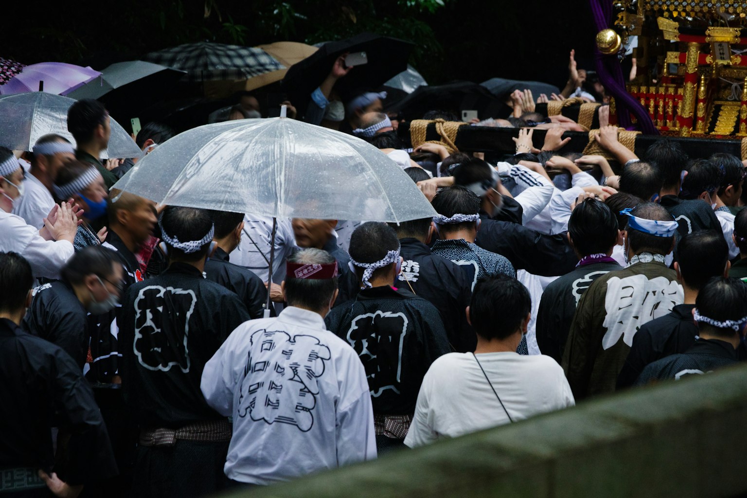 ฝูงชนที่มีร่มในเทศกาลศาลเจ้า