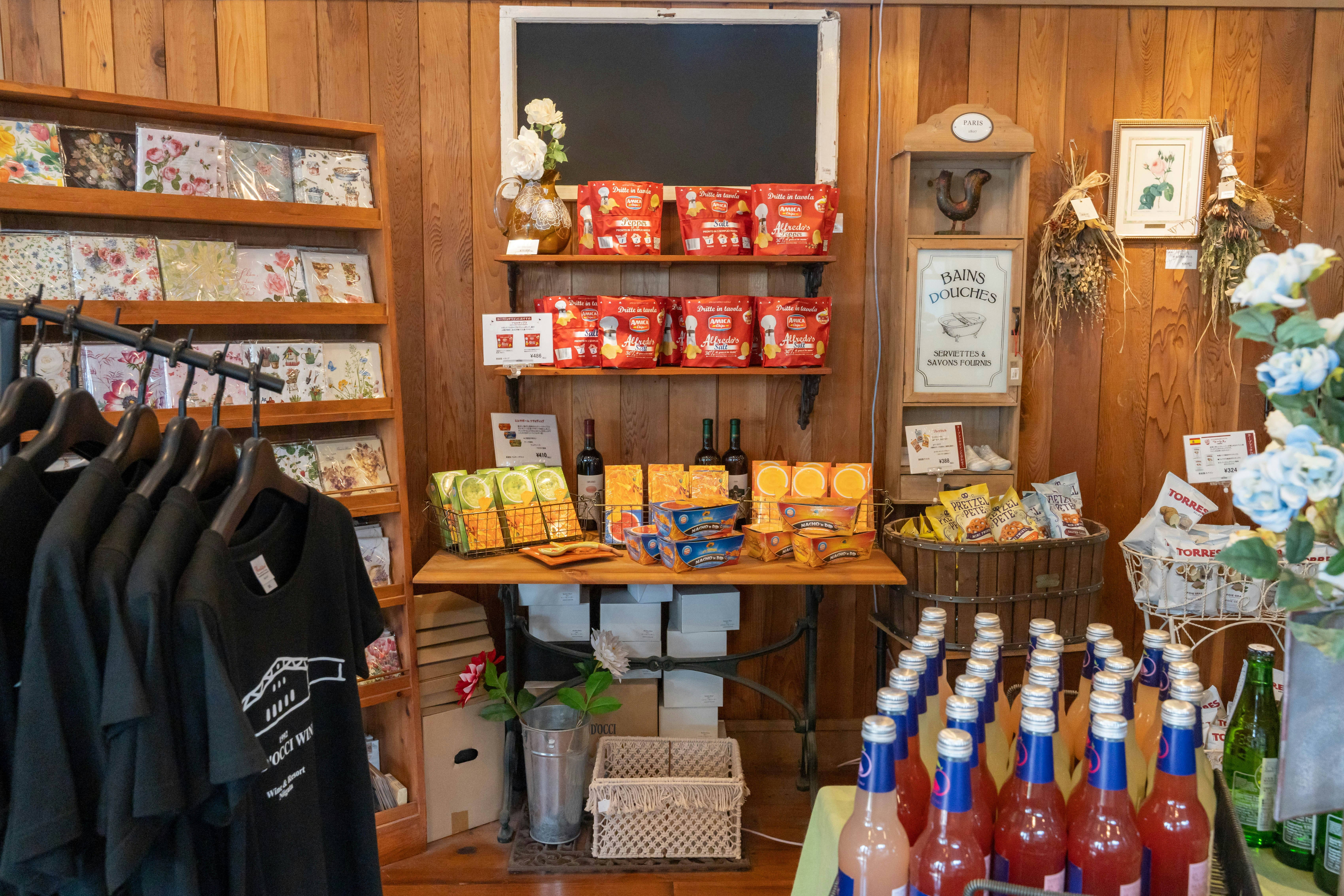 木质货架上陈列的零食与包装商品店铺展示