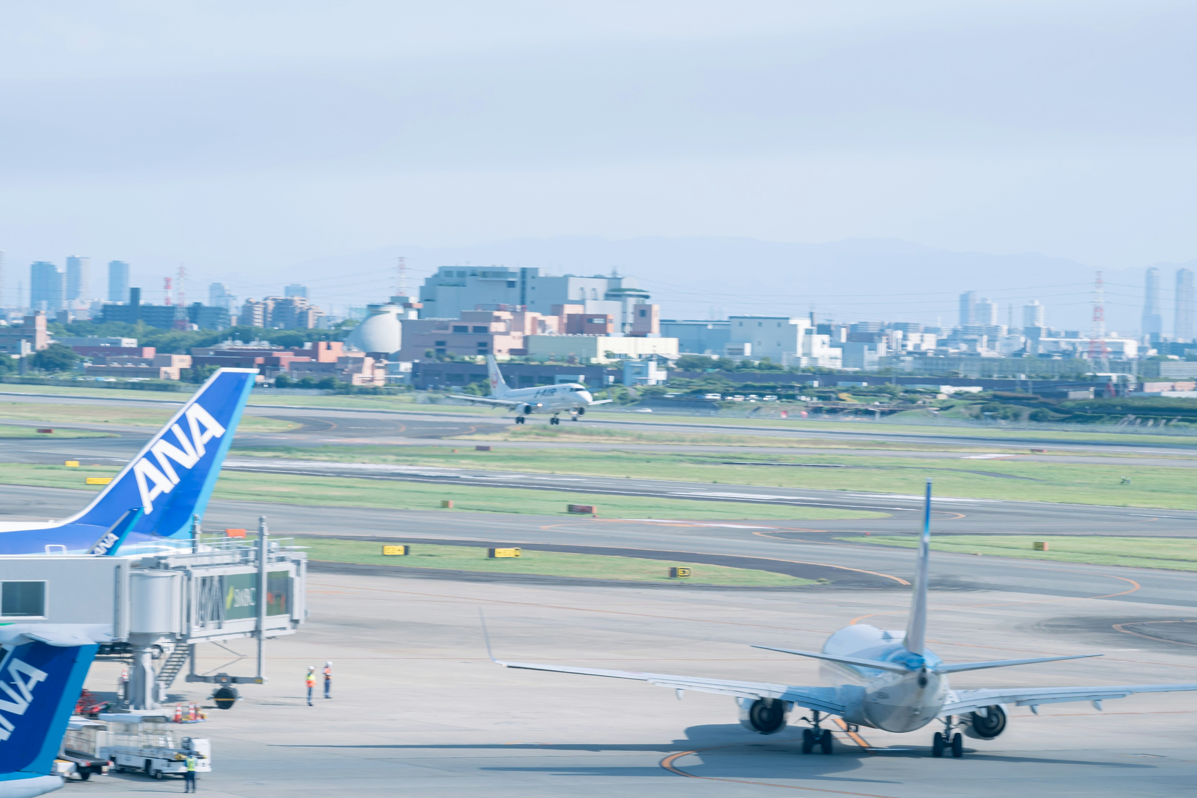 Passagierflugzeug auf der Startbahn mit einem ANA-Flugzeug