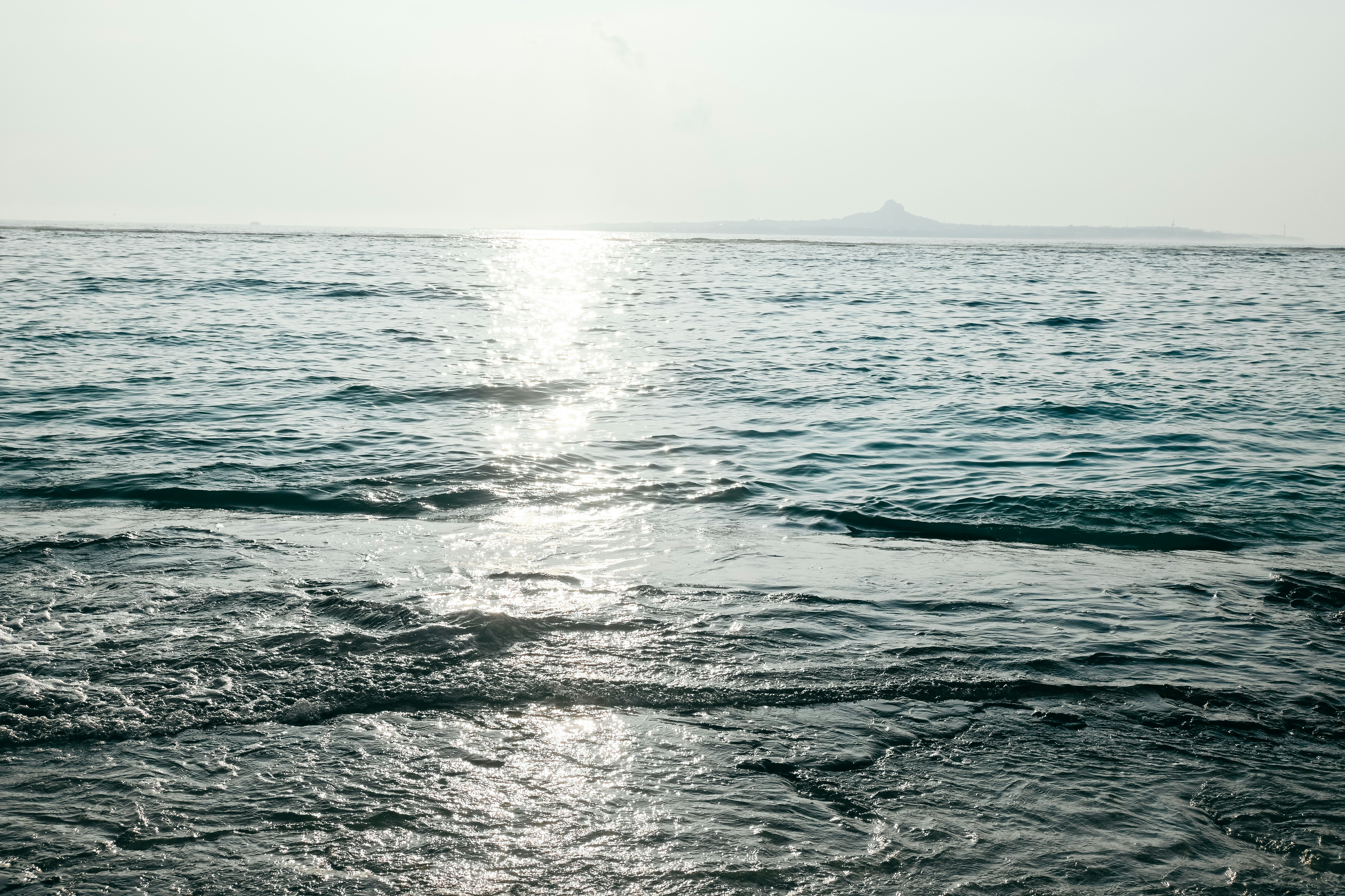 延伸到地平线的海浪海景