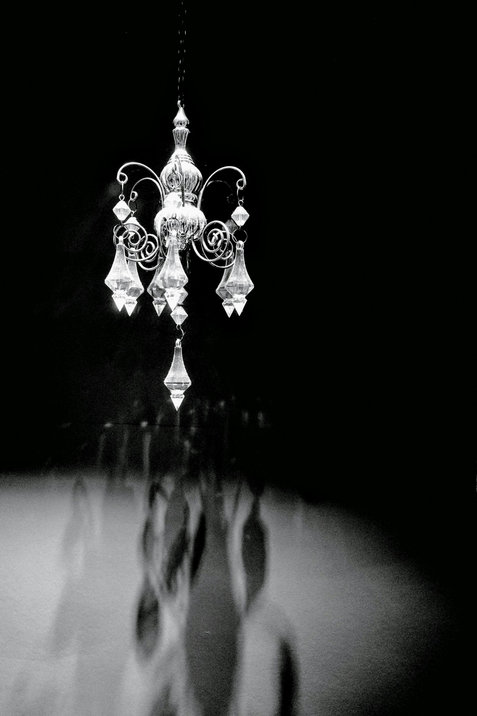 Silhouette elegan dari lampu gantung di latar belakang hitam