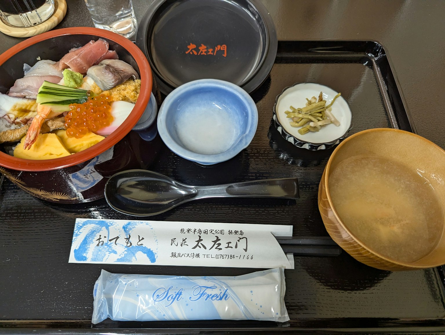Bunte Sushi- und Sashimi-Platte auf einem japanischen Teller mit Miso-Suppe