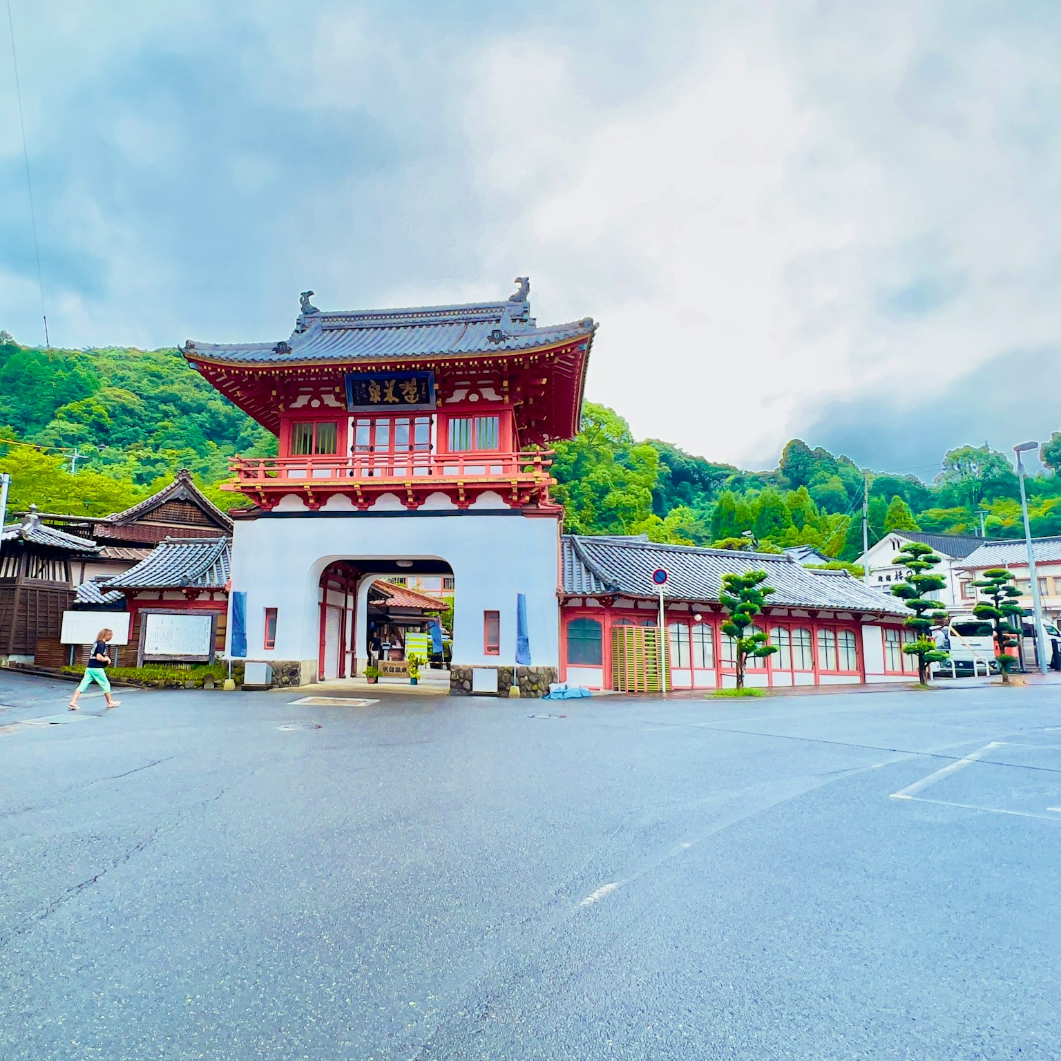 傳統日本門與如畫山景