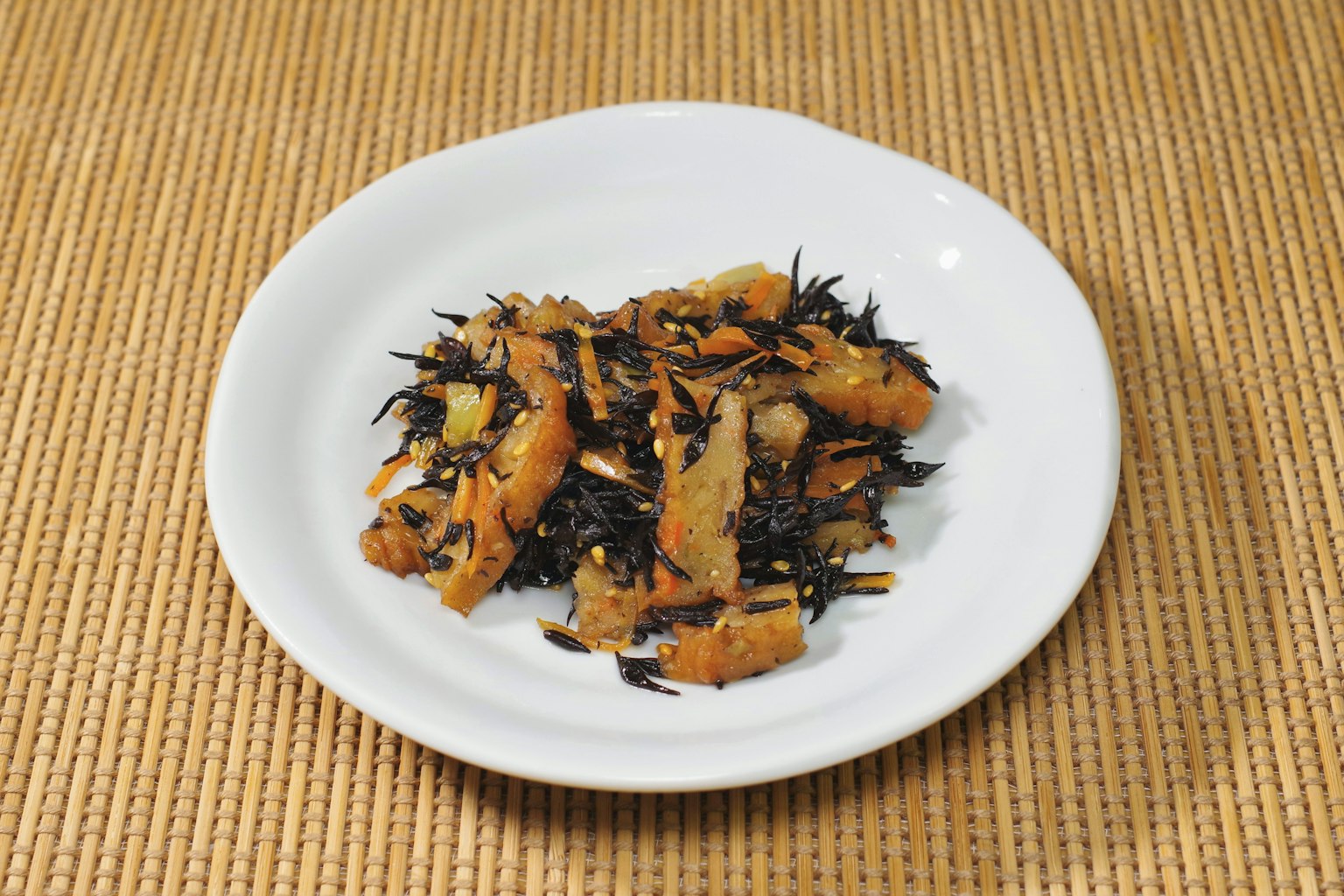 Rong biển hijiki xào với đậu phụ trên đĩa trắng