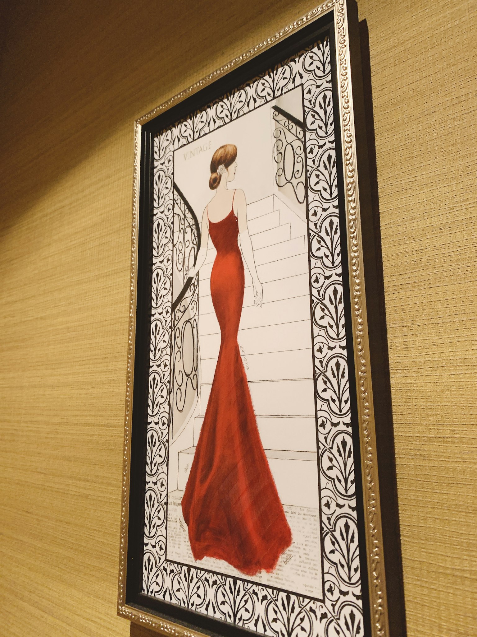 Illustrazione di una donna in abito rosso incorniciata elegantemente